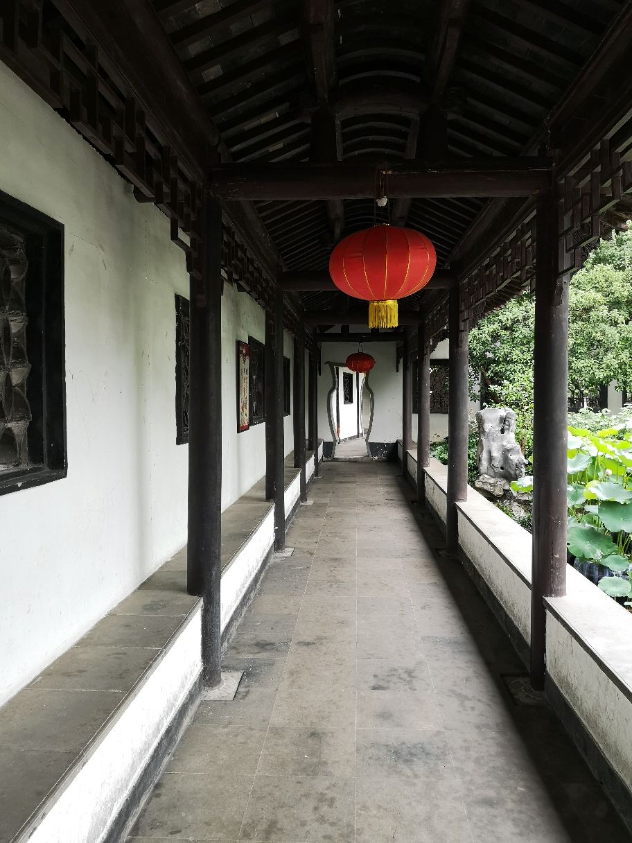 何园在扬州南河下历史文化区,原名是寄啸山庄,复道回廊是这个晚清第一