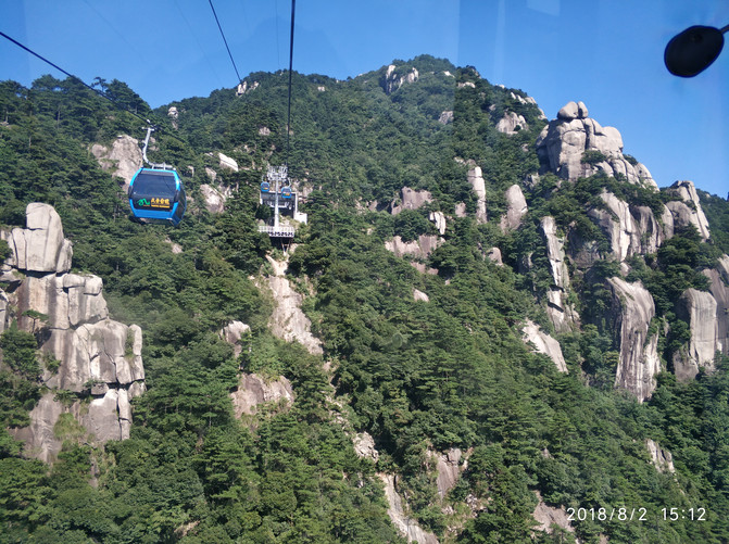 南对芙蓉峰,西接神光岭,北倚白云山,四周环山如城,是九华山的开山主寺