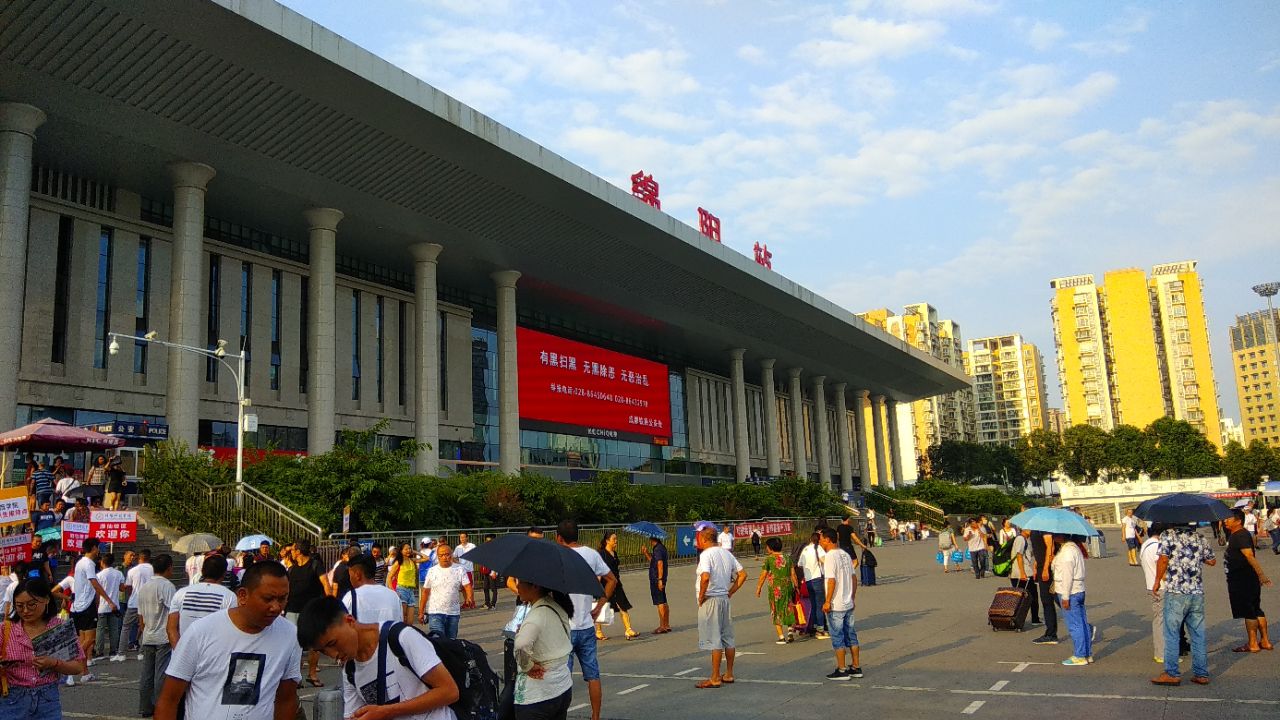 所以我选择在成都东站外住,反正火车才40 分钟就能从成都东到绵阳了