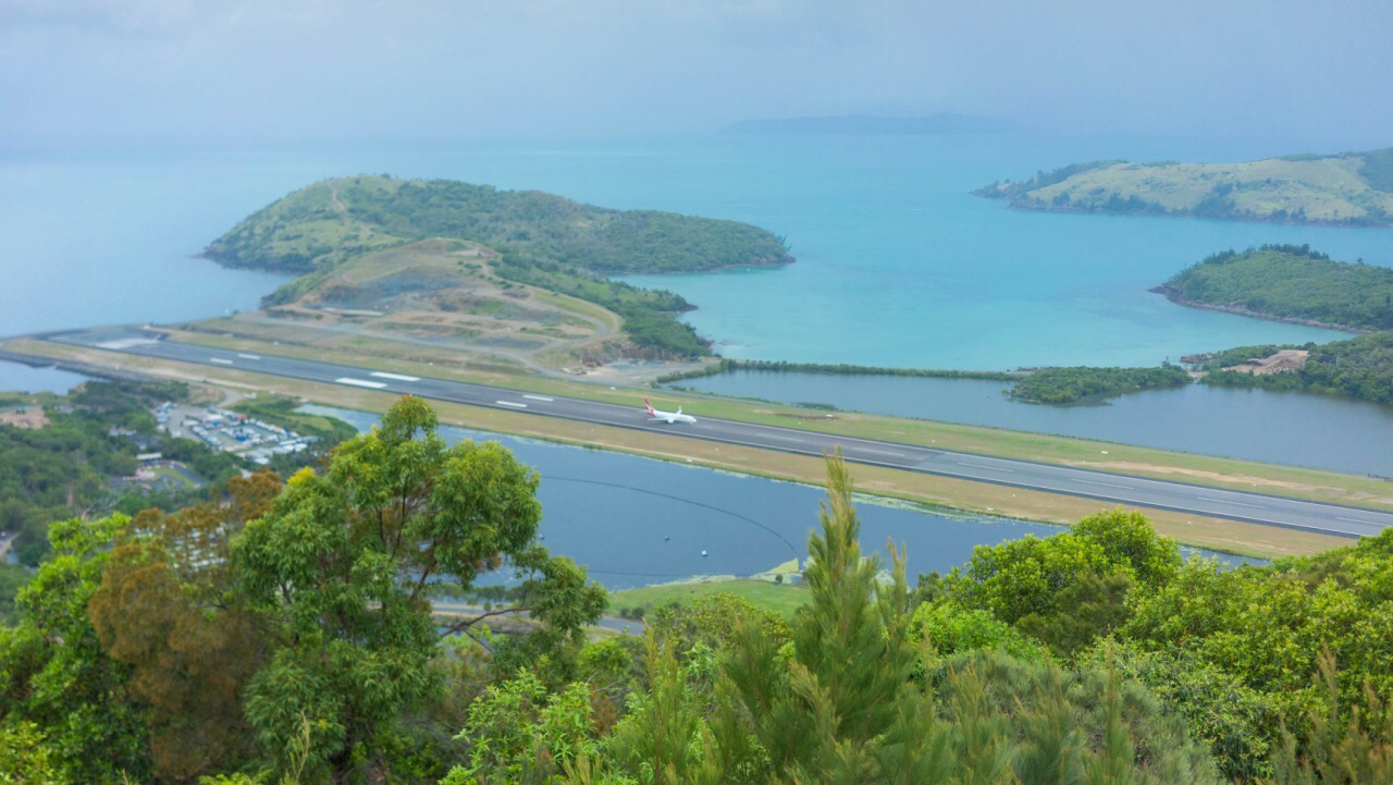 群岛之中,是74个岛屿中唯一拥有机场的设备完善的岛屿