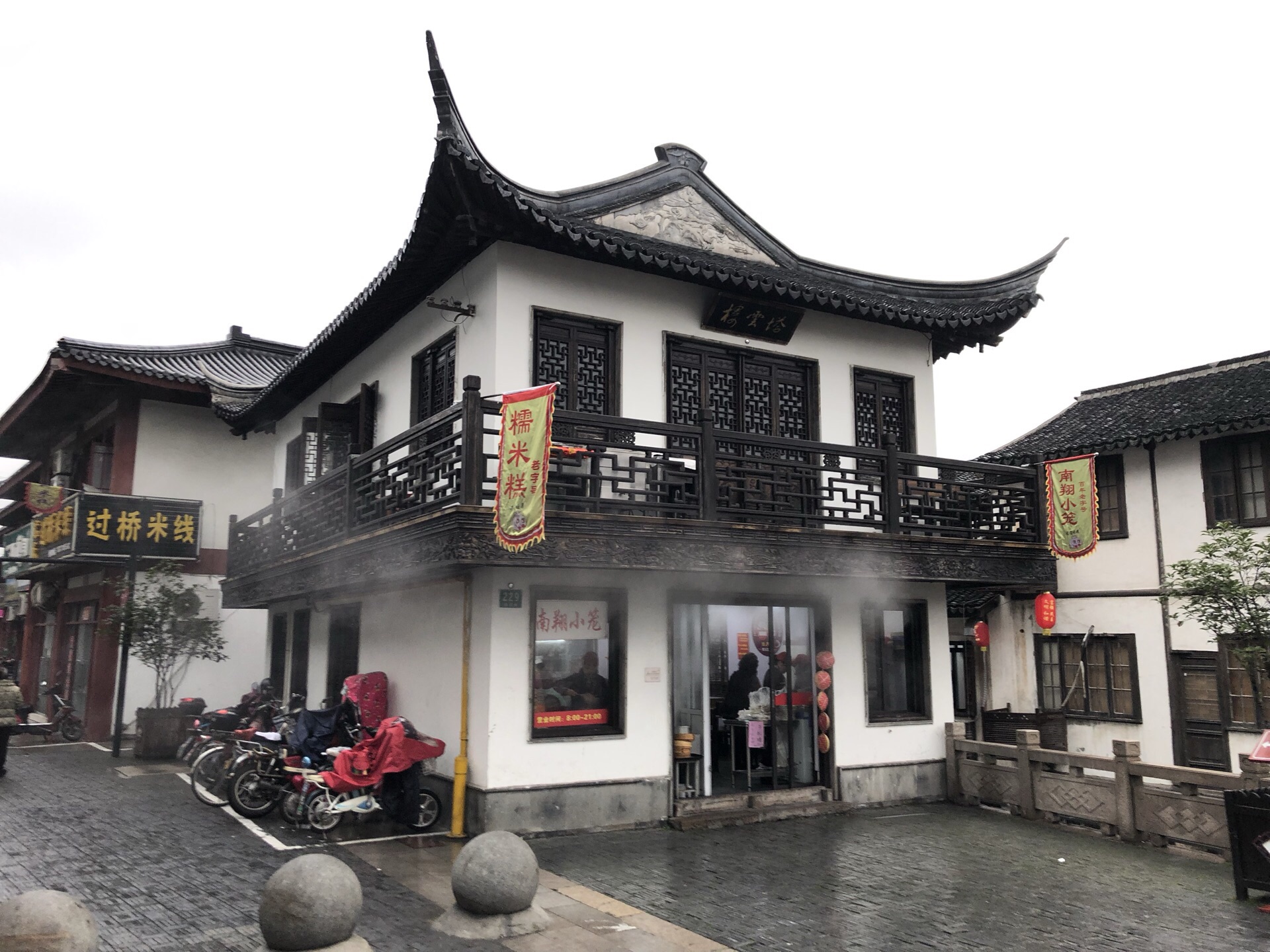 南翔古镇上的老街依然有上海传统的弹格路.