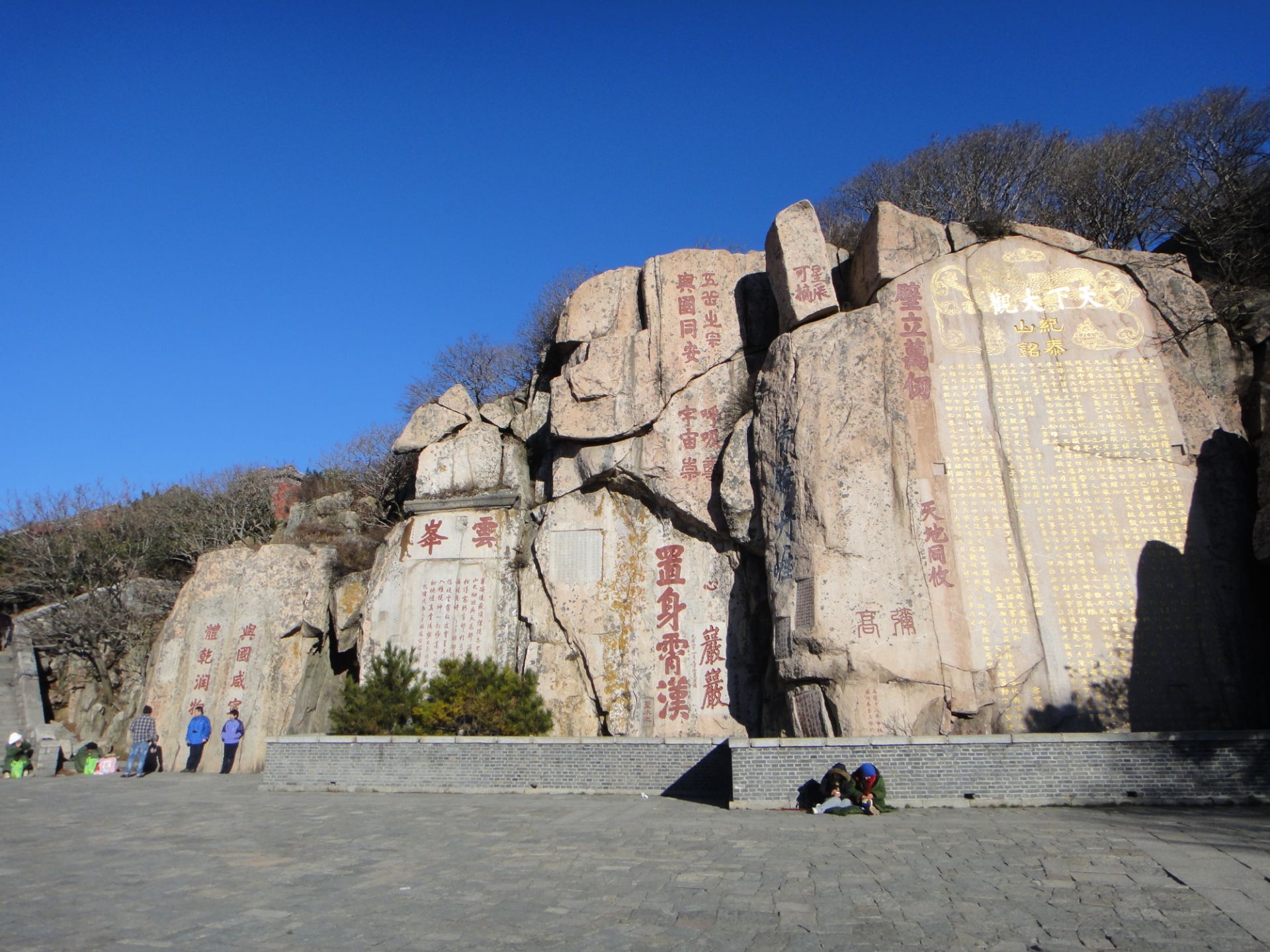 优享资讯 | 重庆高温 嘉陵江见底 600年前摩崖造像露出江面