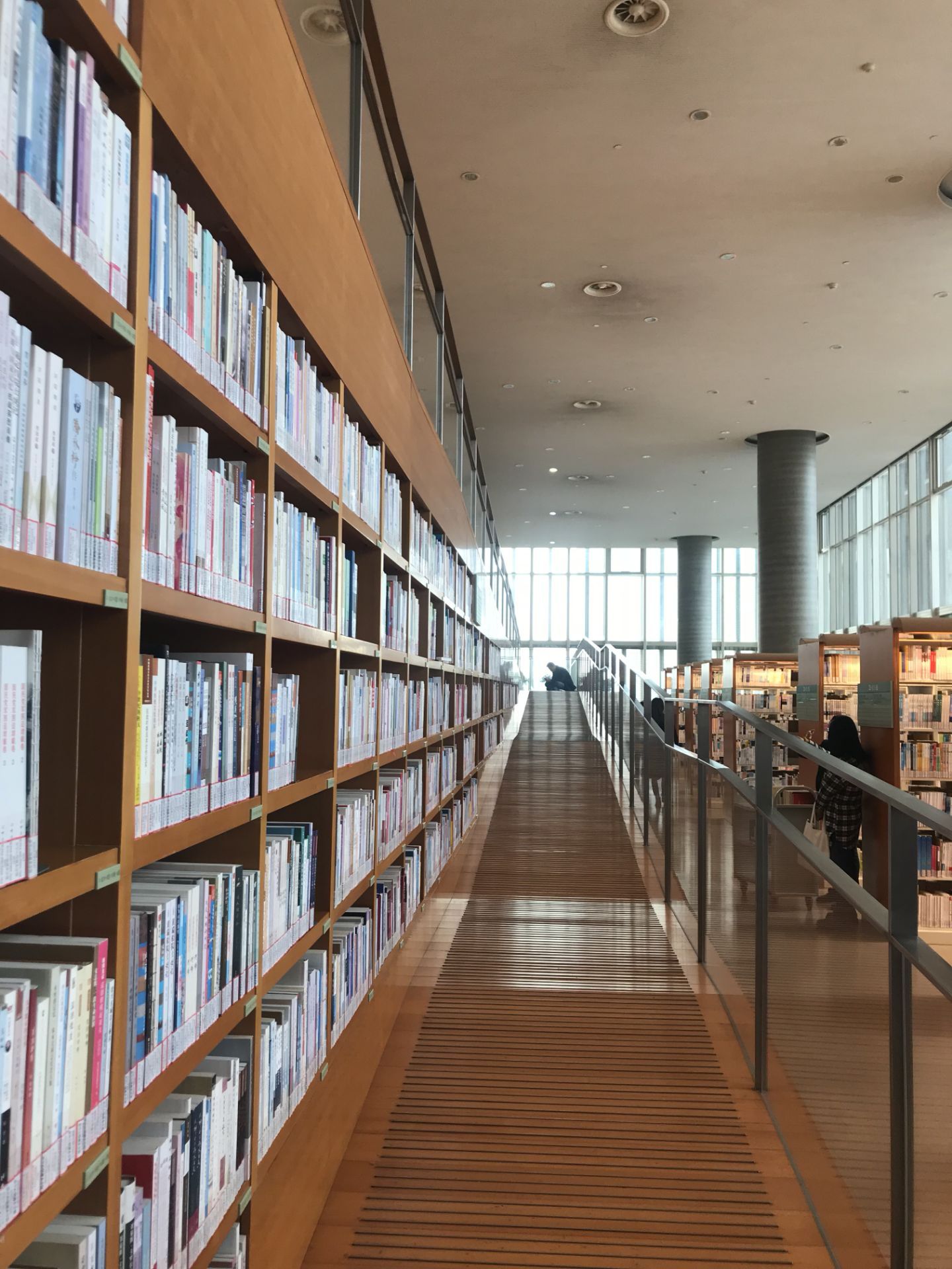 浦东图书馆,堪称上海市图书馆里的颜值担当,那里是一座难求的