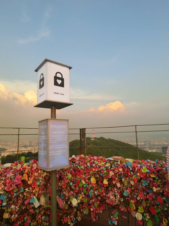 n首尔塔爱情锁墙