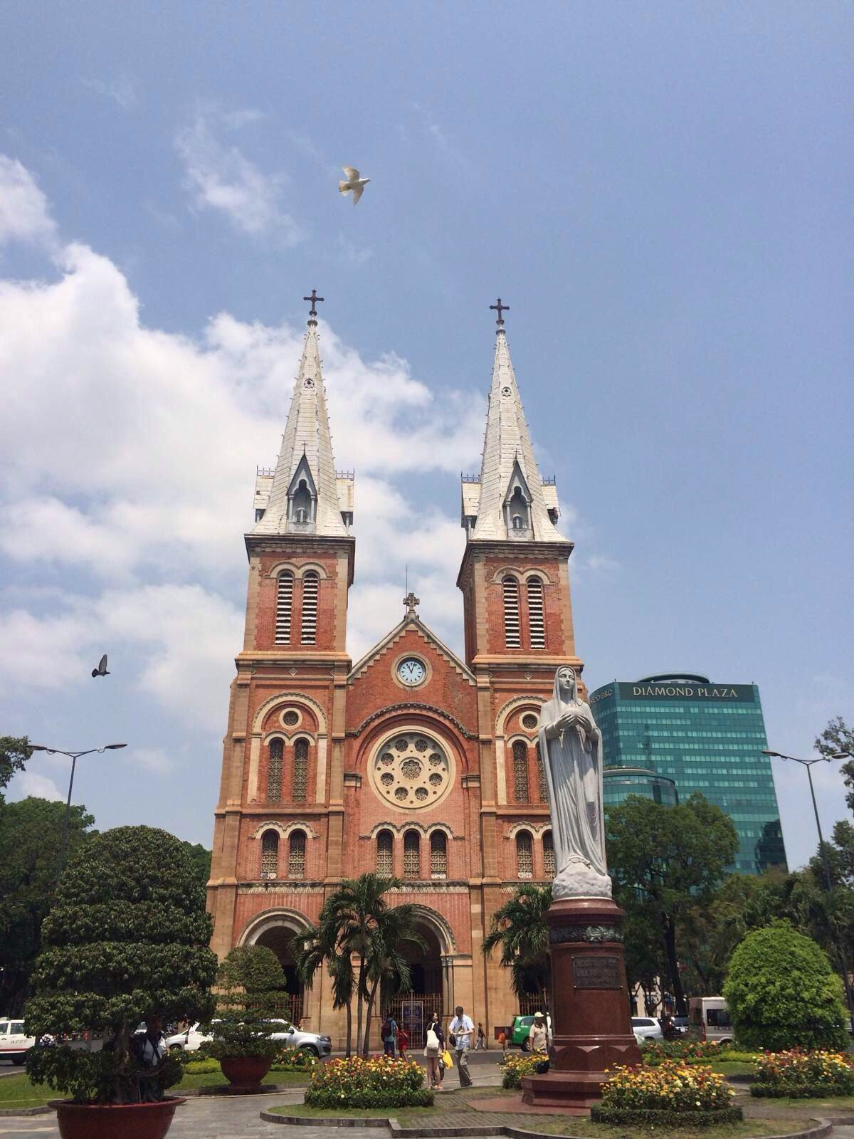 【携程攻略】胡志明市西贡圣母大教堂景点,红教堂是西贡的标志性建筑，已有100多年的历史啦。教堂外观漂亮，里…