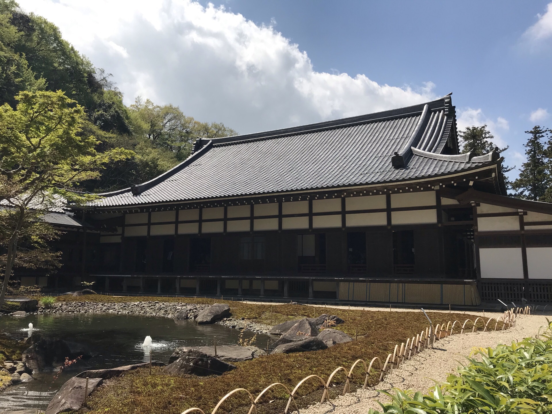 到达镰仓车站不远就是圆觉寺寺内山门威严唐门辉煌有山有水方丈庭院的