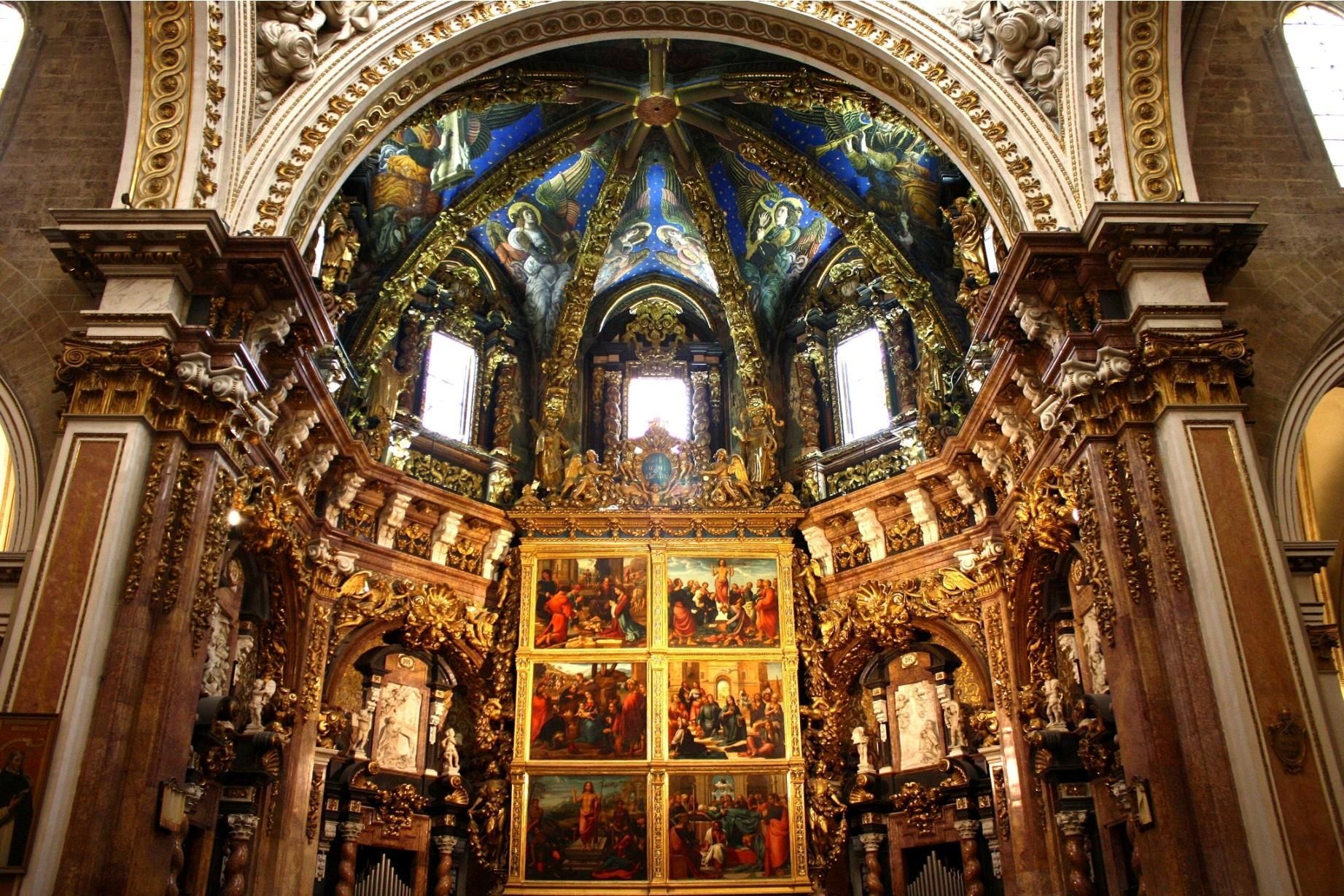 教堂位于圣女广场的一侧,建筑风格融合了新罗马式,巴洛克式和西哥特式