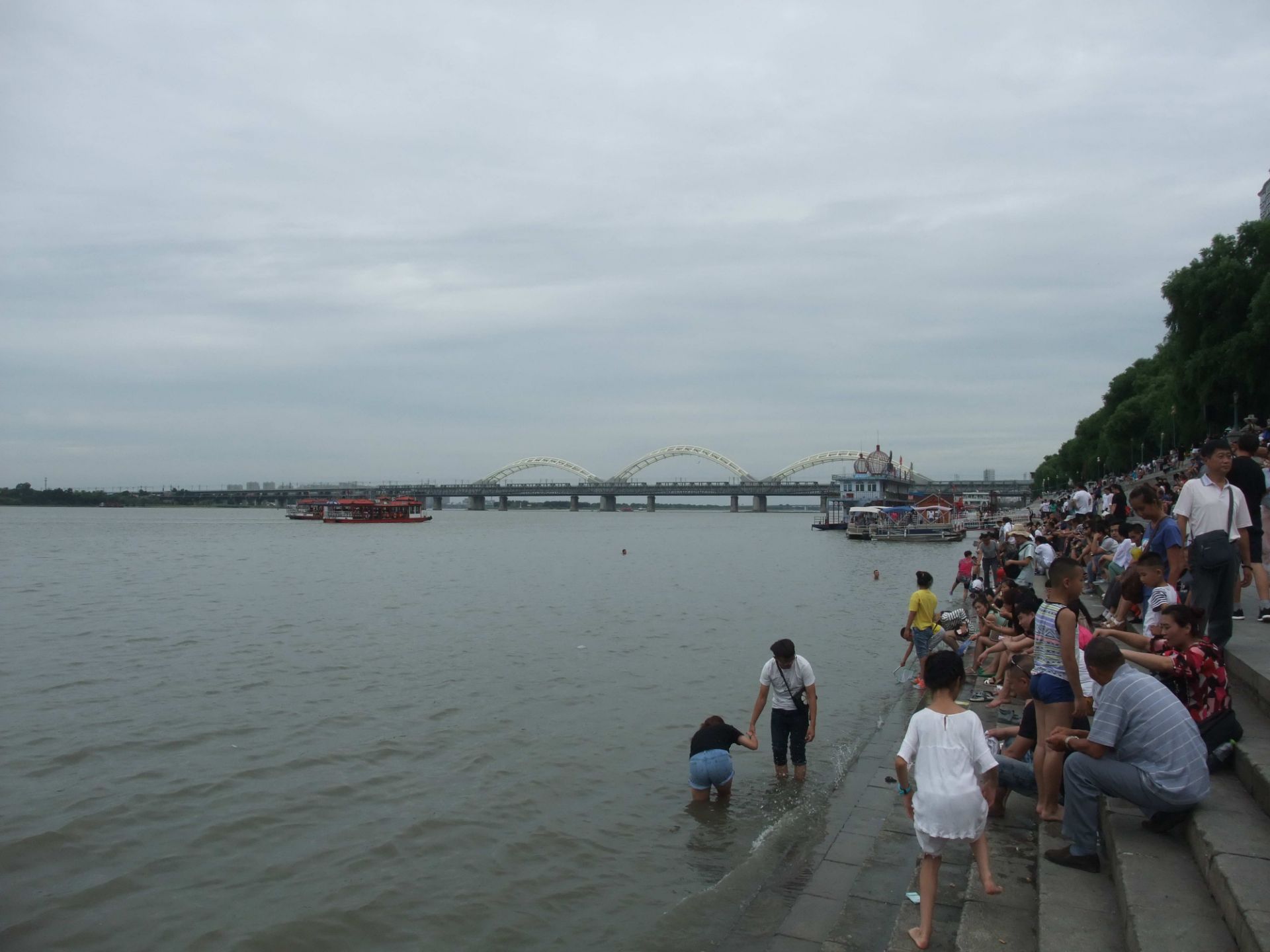 哈尔滨道外江畔公园位于哈尔滨道外区松花江沿岸,是沿着松花江修建的