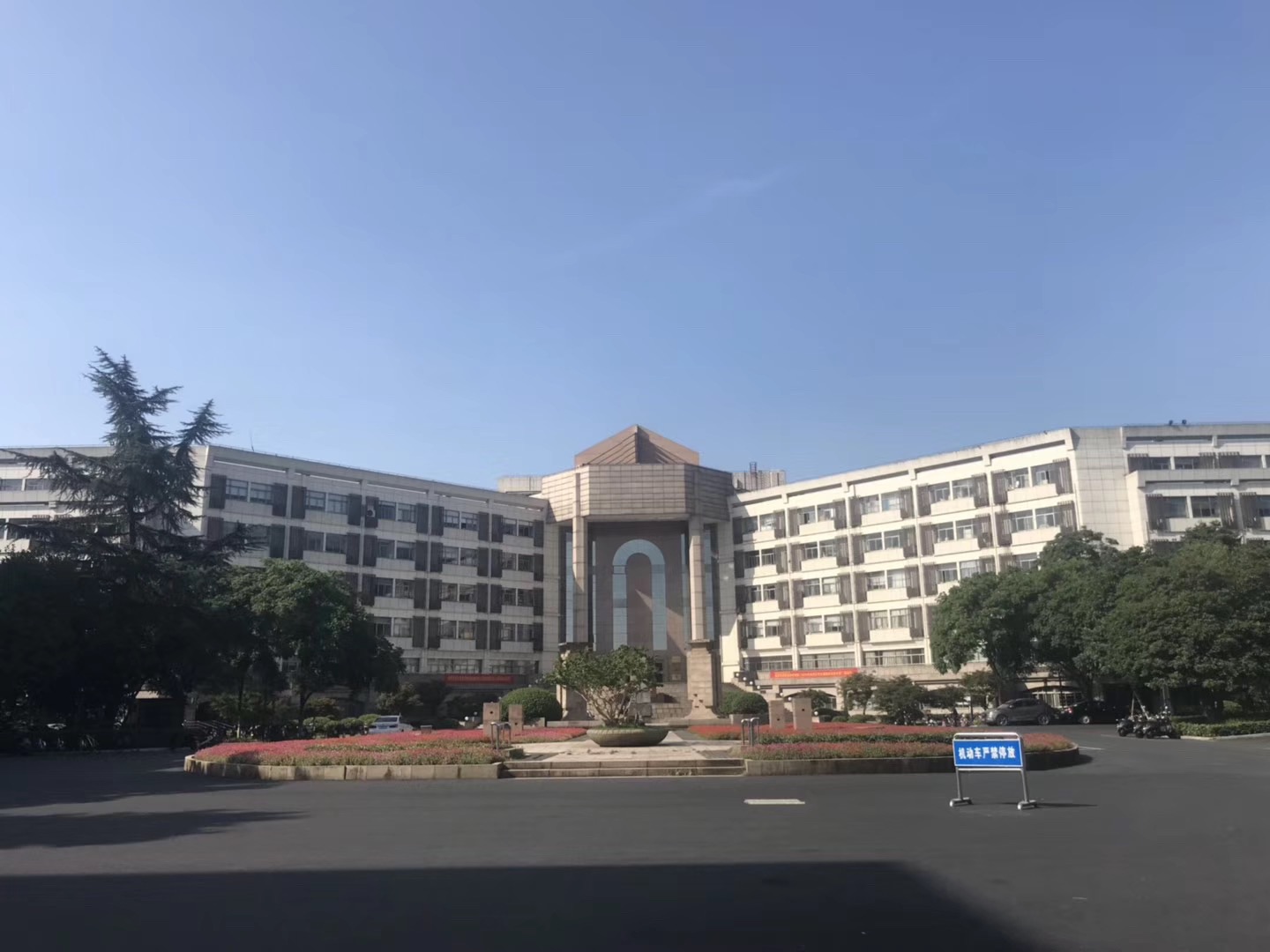 2023浙江大学玉泉校区游玩攻略,学校的绿化不错,绿树成荫,.