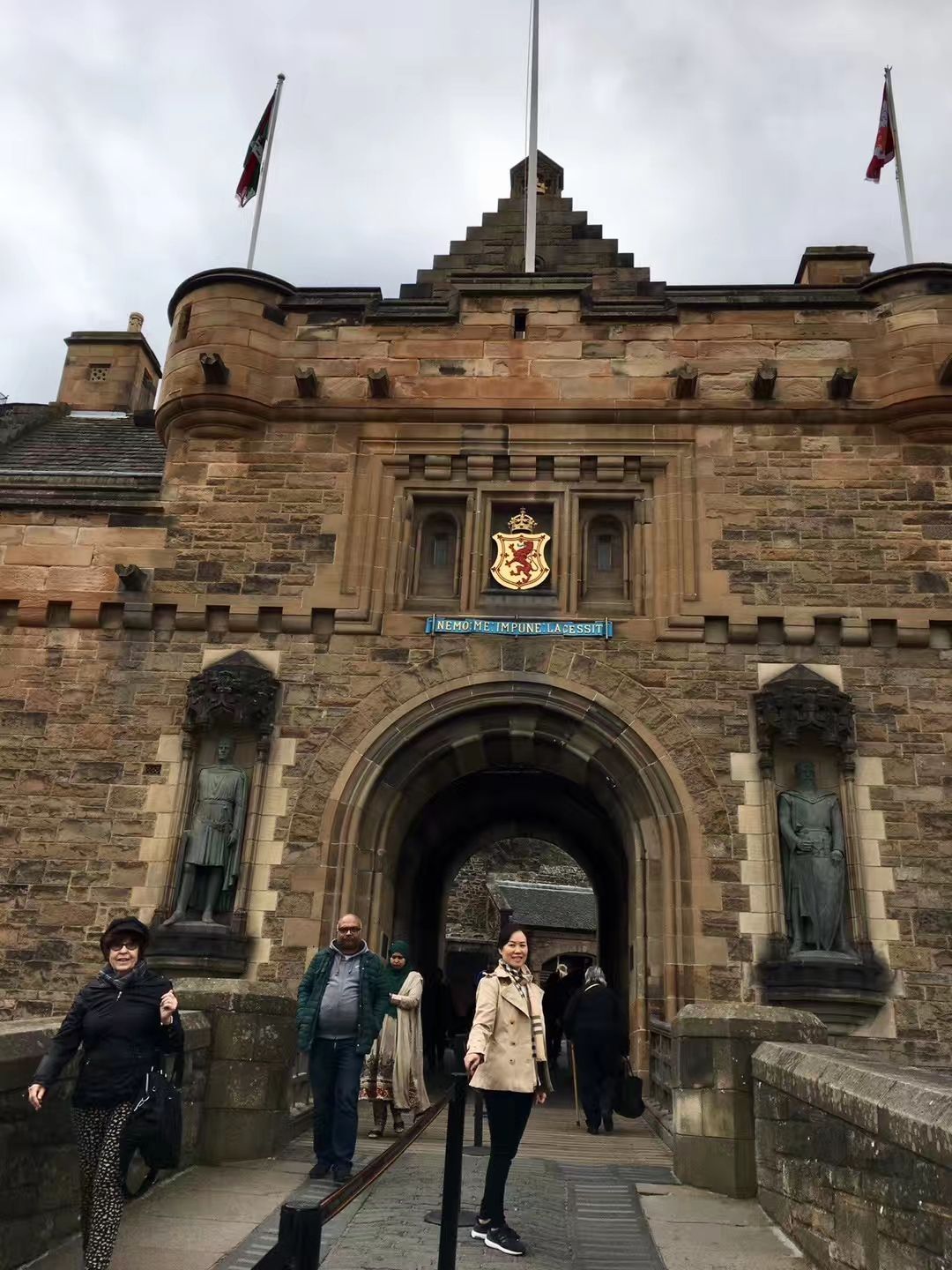 【携程攻略】爱丁堡爱丁堡城堡景点,爱丁堡城堡是爱丁堡甚至是苏格兰的象征, 城堡耸立在爱丁堡市的最高点…