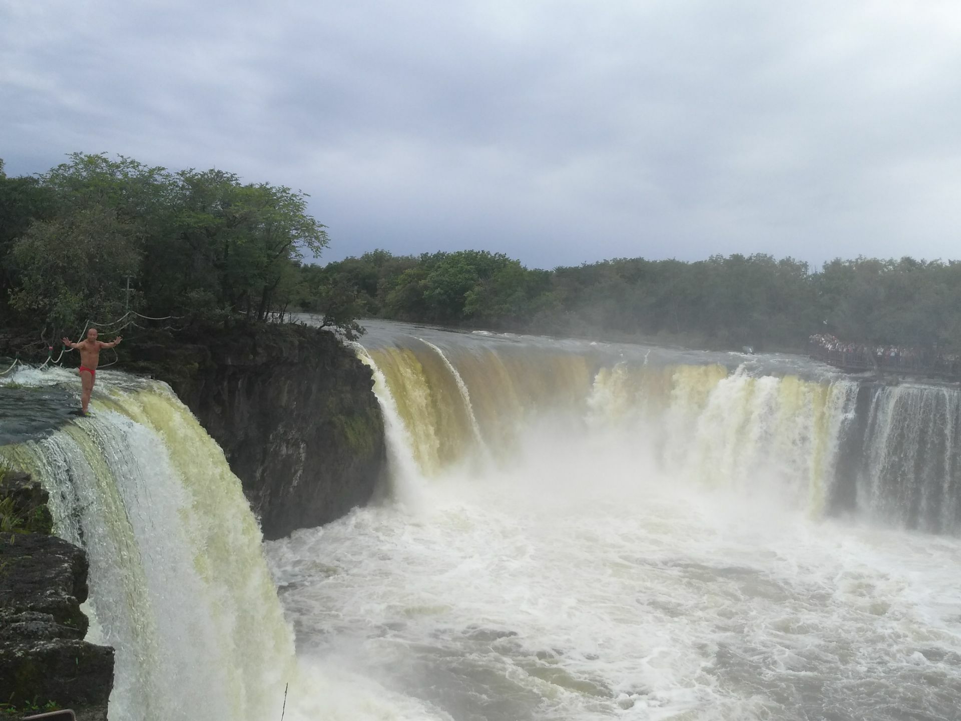 镜泊湖旅游景点的详细介绍(镜泊湖旅游景点的详细介绍兴凯湖)