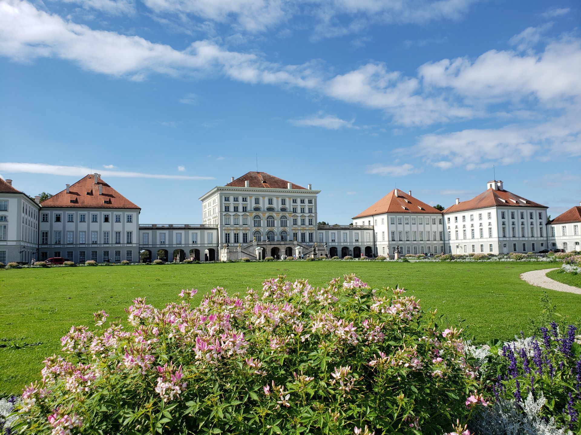 【携程攻略】慕尼黑宁芬堡皇宫景点,宁芬堡宫是德国慕尼黑的著名旅游景点，门口有很多的停车位，车子非常…