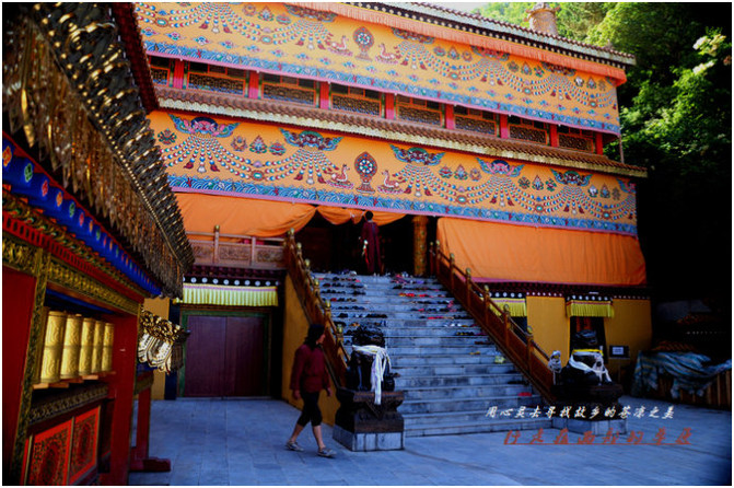 石佛沟的灵岩禅寺是藏传佛教大活佛大善知识色麦钦则仁波切出资重建的
