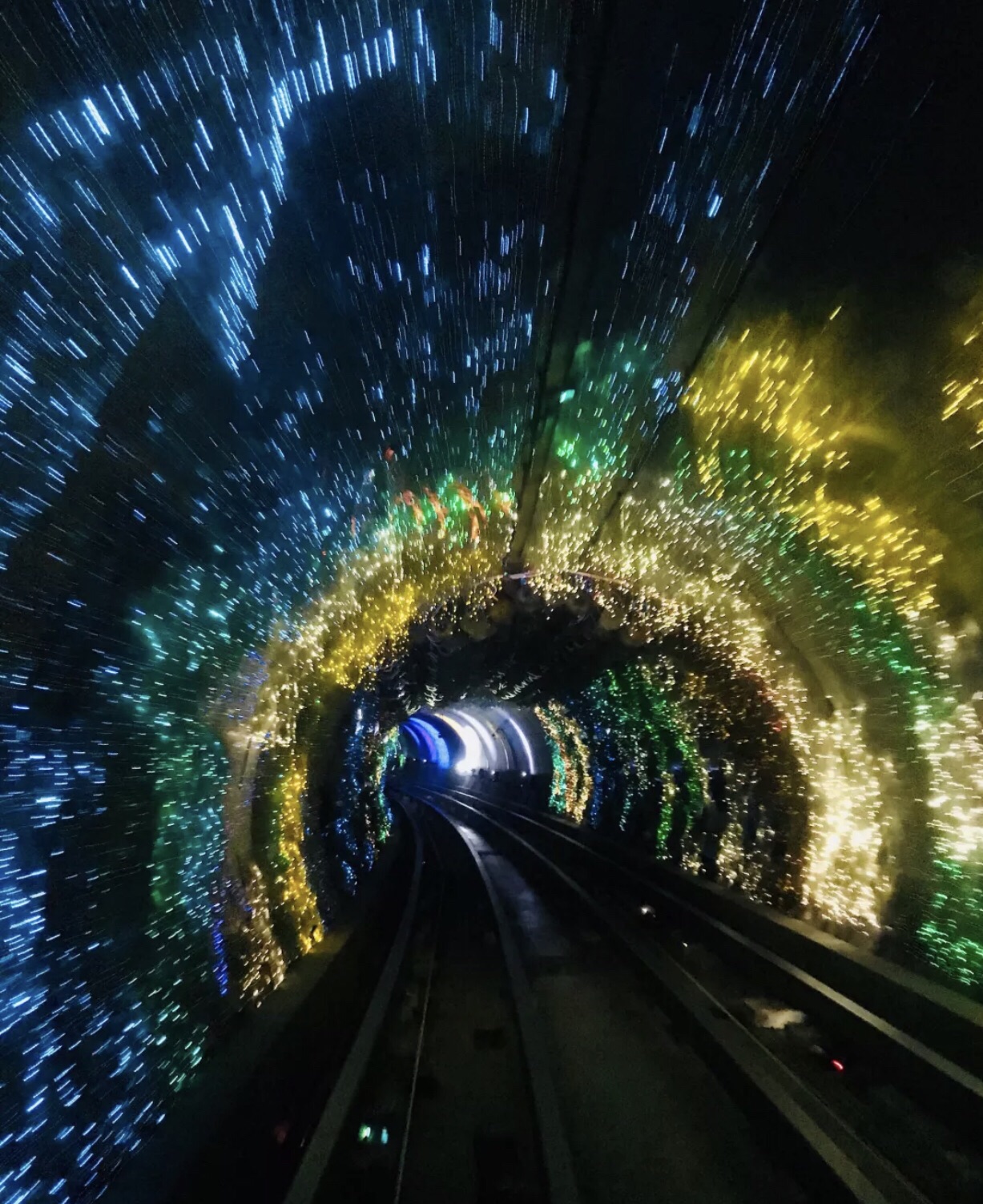 济南城市隧道打造星空顶 洞内灯光如繁星