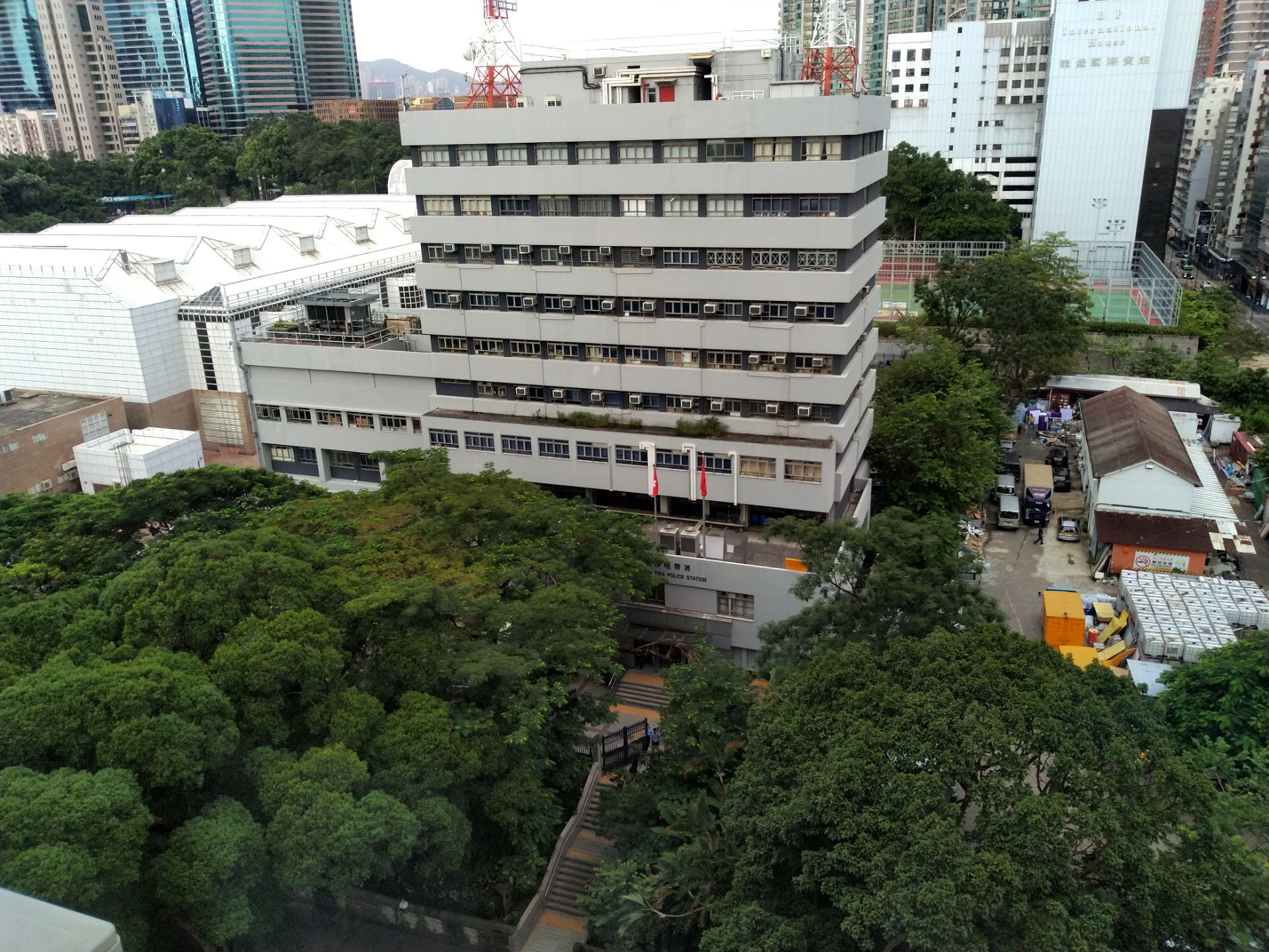 尖沙咀警署位于弥敦道与佐敦道的交叉路口,紧挨着九龙公园,是香港电影