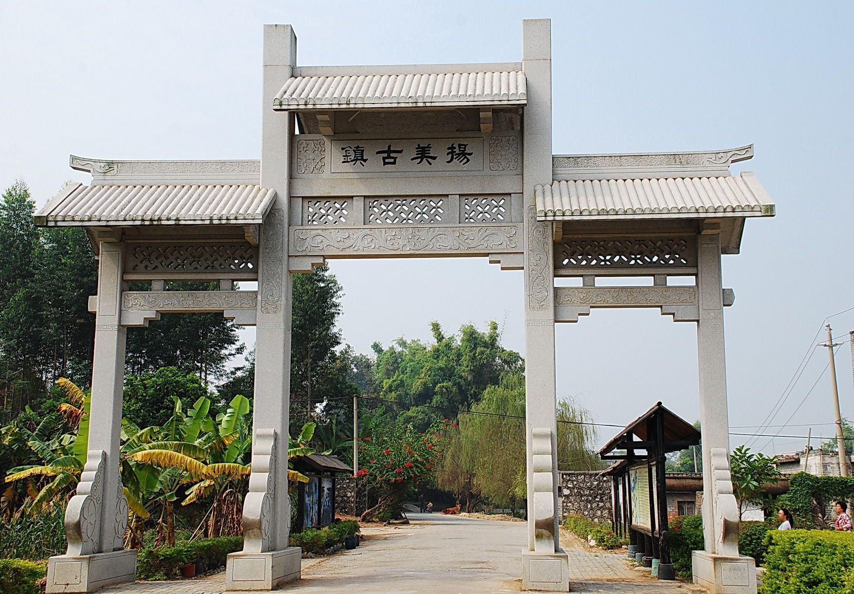 左江南岸有一个始建于北宋明末清初兴旺的村子叫扬美古镇现在一条高铁