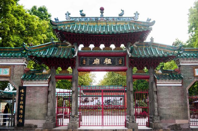 来到佛山祖庙的门口,大家一眼就会被佛山祖庙独有的建筑风格所吸引,漆