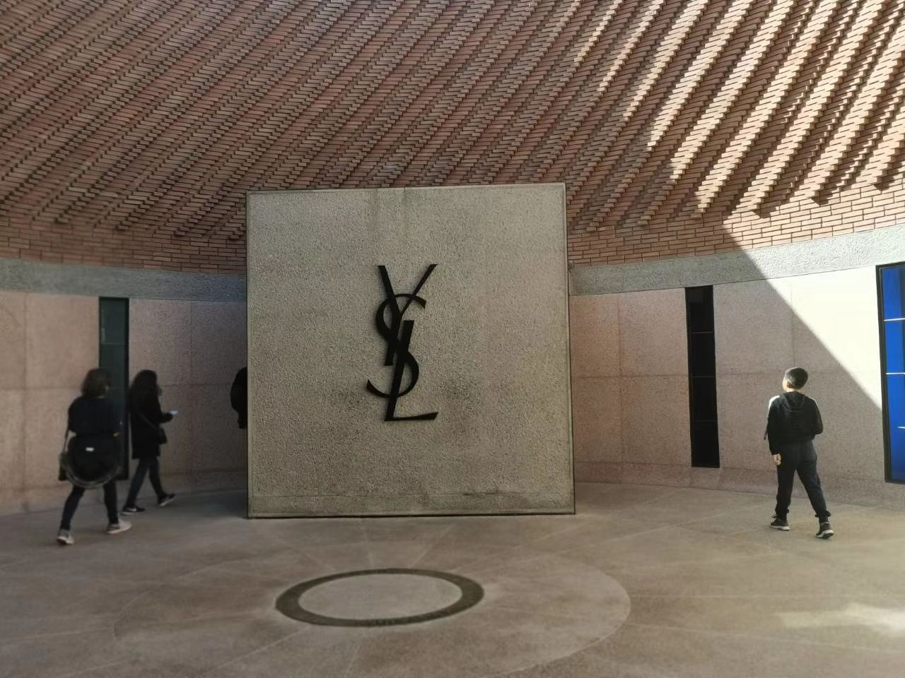 2021巴黎伊夫圣罗兰博物馆游玩攻略,azema的小画棒极了.而美服是.