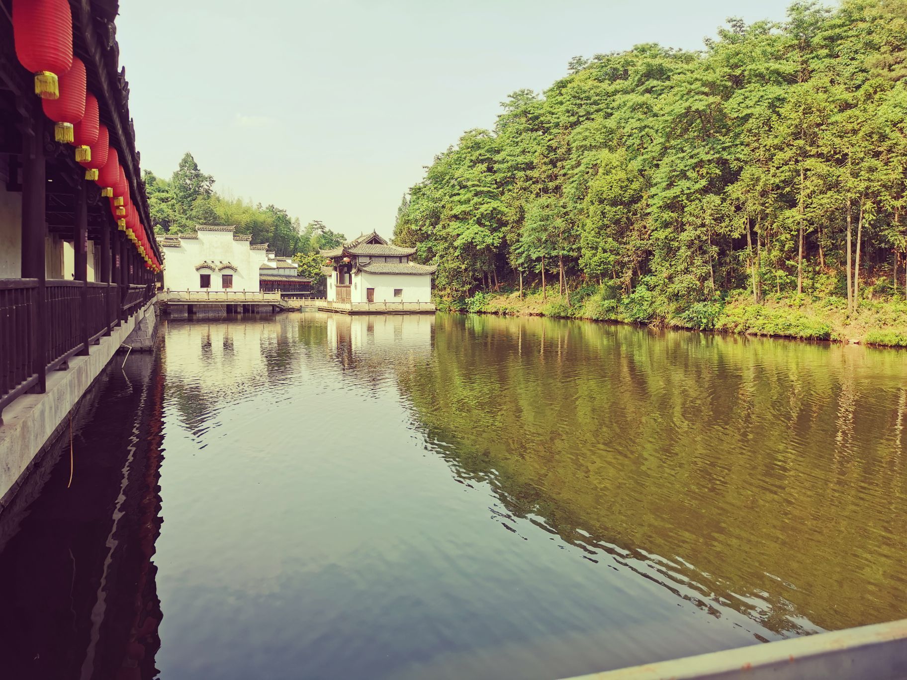 景点名:八百里风情岛景区 地址:杭州临安青山湖畔