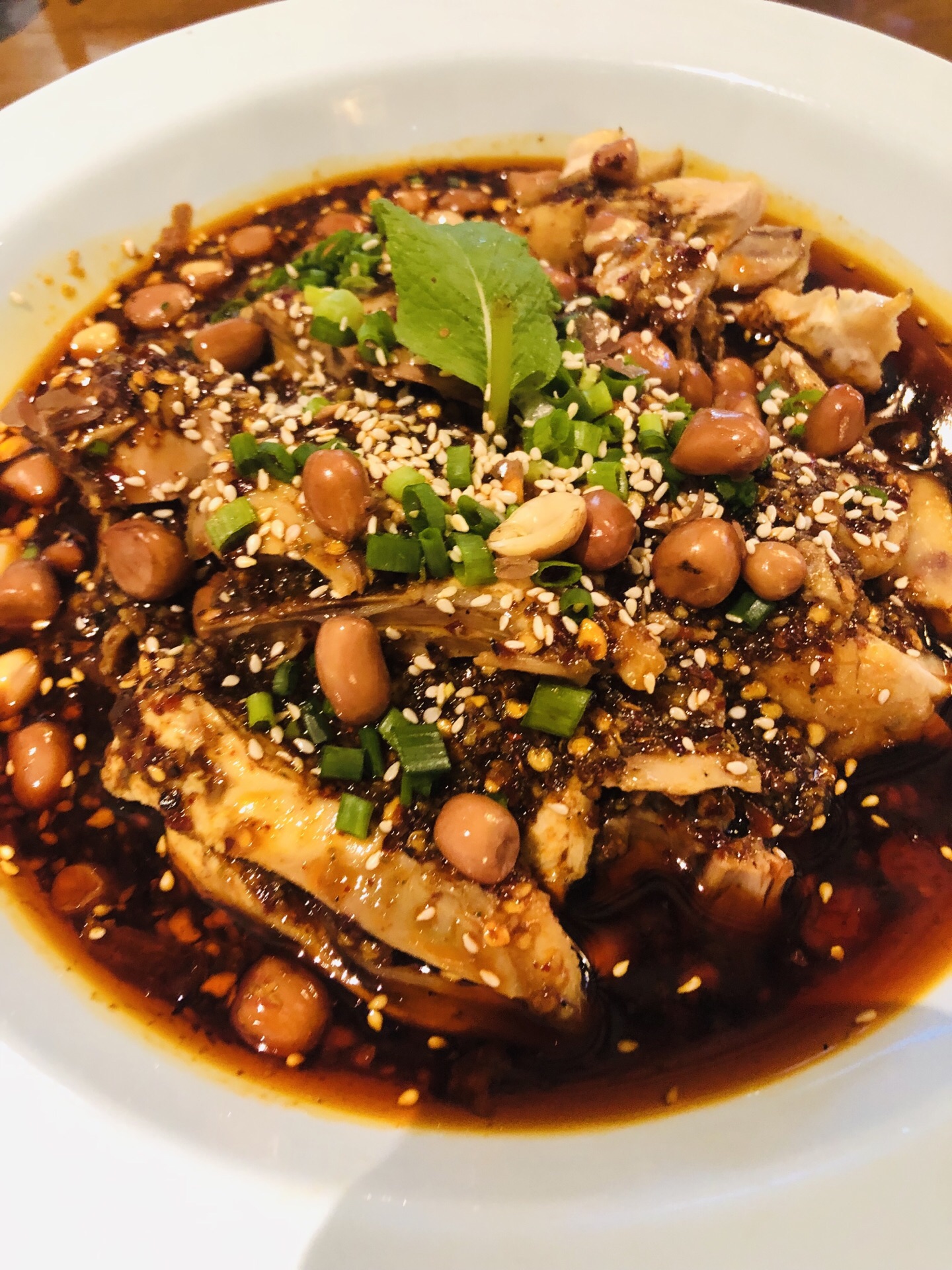 价格实惠的鸡毛店嘛
现在生意没以前好了,人不多,上菜还是快,拌