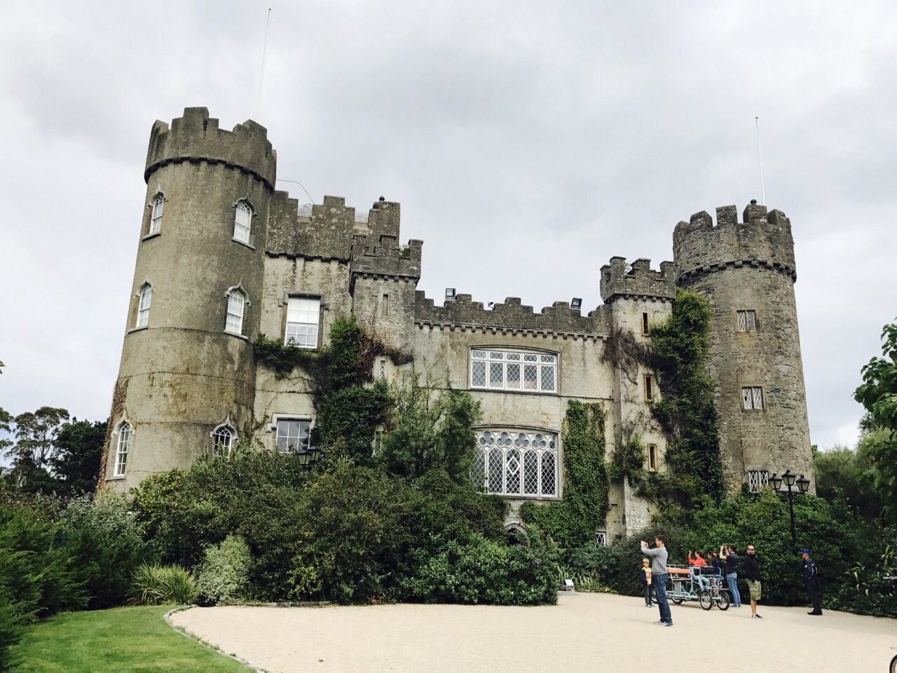 多柏林的城堡有点远,在机场那边,外面是免费参观的,里面需要买票.