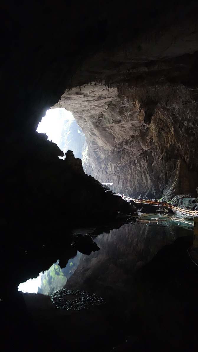 一步三回头,洞口内外的景色如诗如画,让人不忍离去.