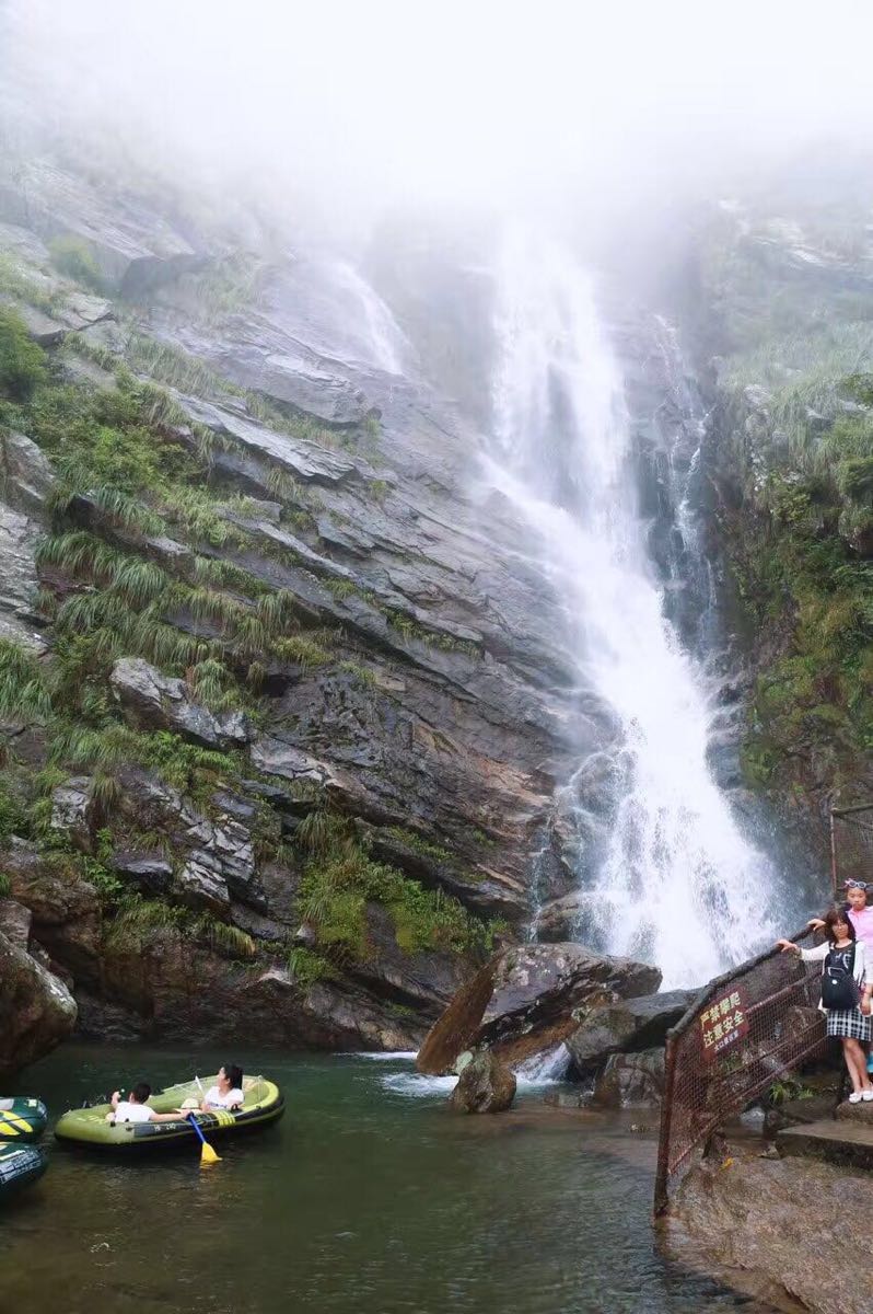 飞流直下三千尺那个瀑布在山下,这个大口瀑布随便看看,此处应有紫龙