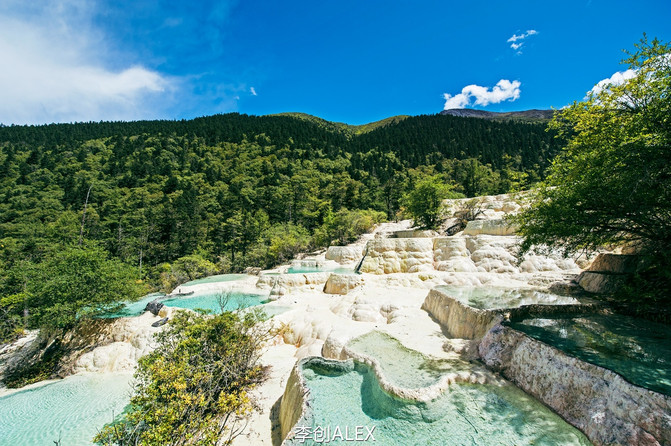 黄龙钙华景观,类型齐全,钙华边石坝彩池,钙华滩,钙华扇,钙华湖,钙华