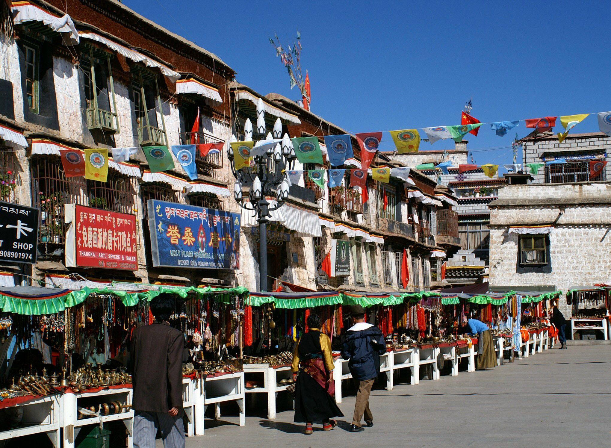 【携程攻略】拉萨八廓街景点,围绕大昭寺周围的商业街，很多朝圣者沿着八廓街转经，住藏大臣衙门，…