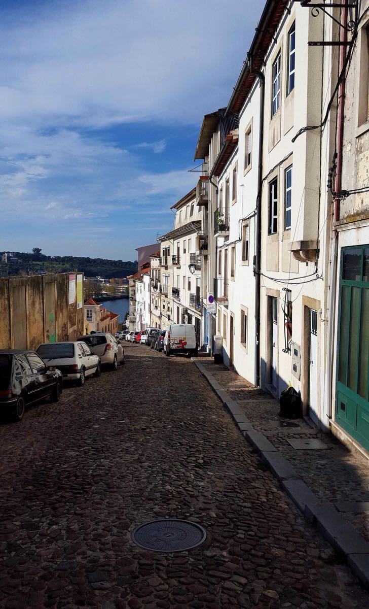 人口7.5万(1981). 1139-1260年曾是葡萄牙的首都,后为里斯本取代.