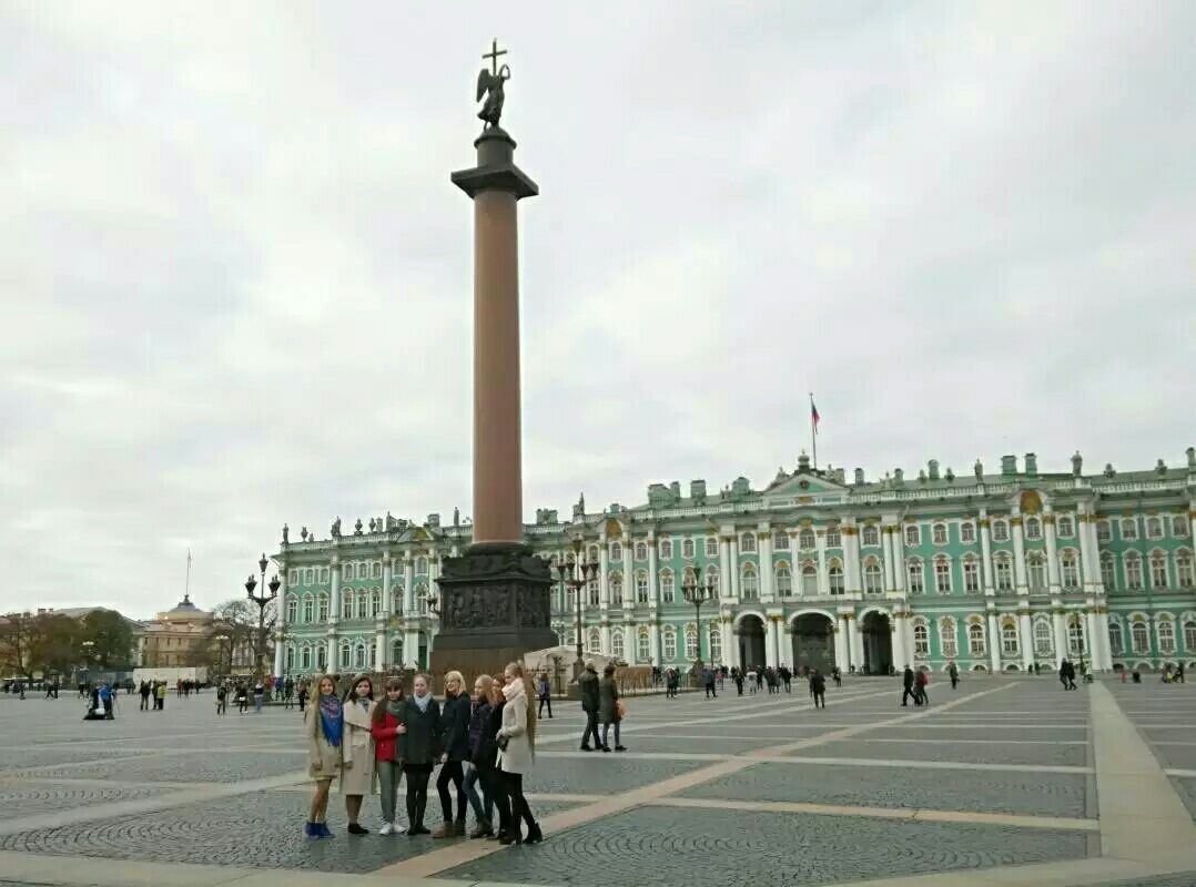 【携程攻略】圣彼得堡亚历山大纪念柱景点,在冬宫广场的正中间，屹立着亚历山大纪念柱，这座35米高的大理石柱是…