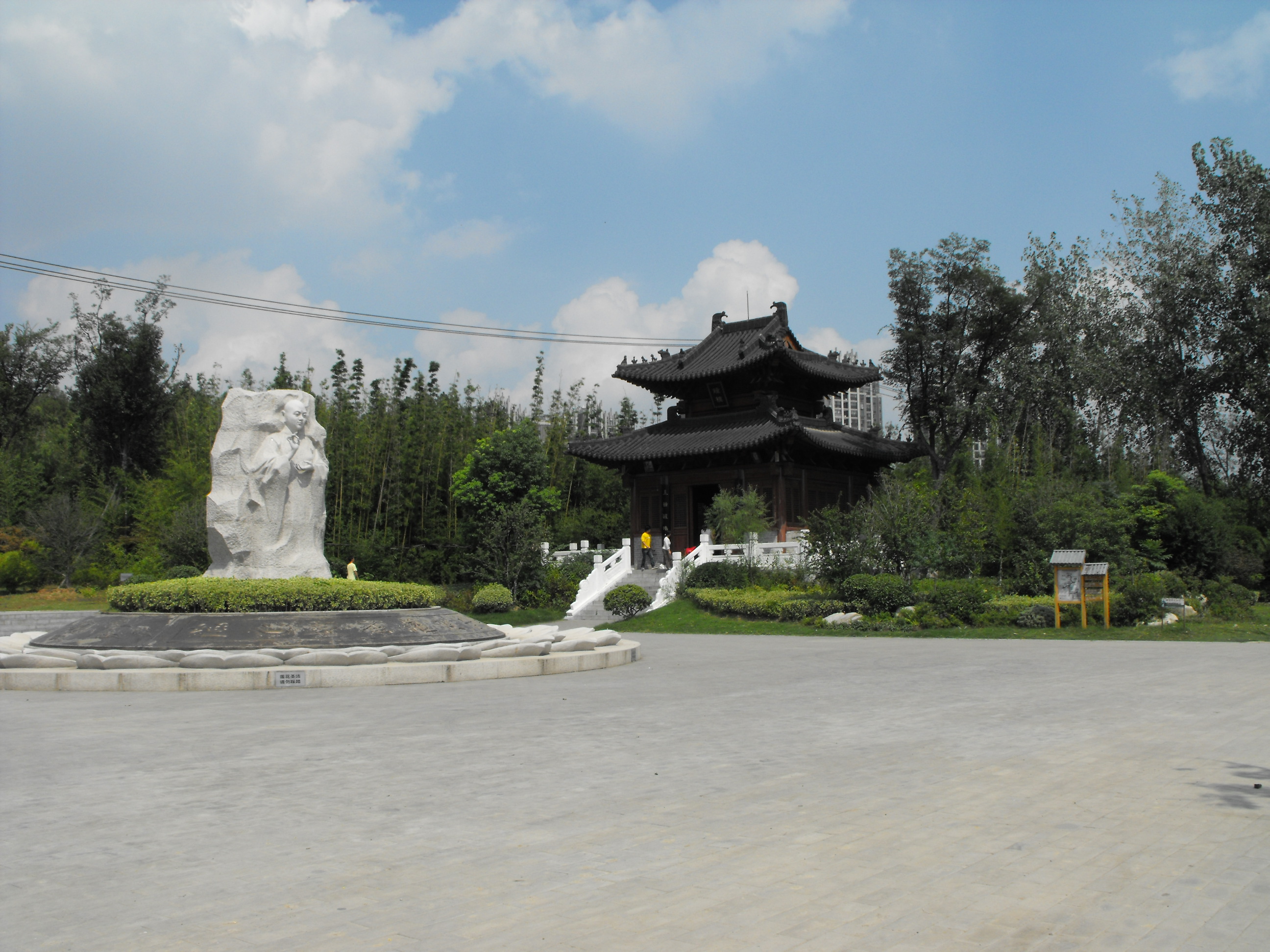 而骆驼山竹林寺是免费的景点,竹林寺规模还是挺大的,介绍说是中国第一