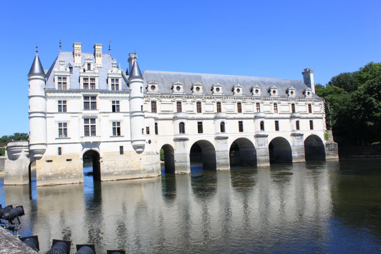 南,这里非常的漂亮,这座城堡建于一座河上,河水清澈干净,站在城堡上