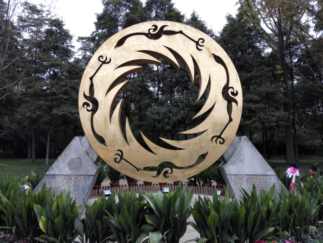 中国文化遗产纪念雕塑源于金沙遗址中出土的一件黄金饰品"太阳神鸟"