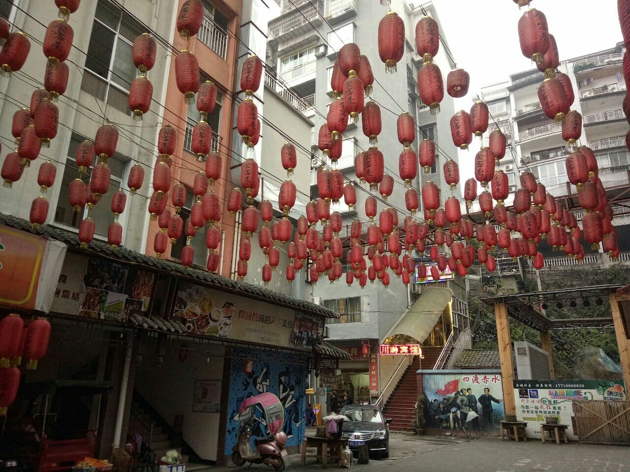 赤水贵福金街本身就是赤水市中心的一个美食街,街两边都是饭店,基本都