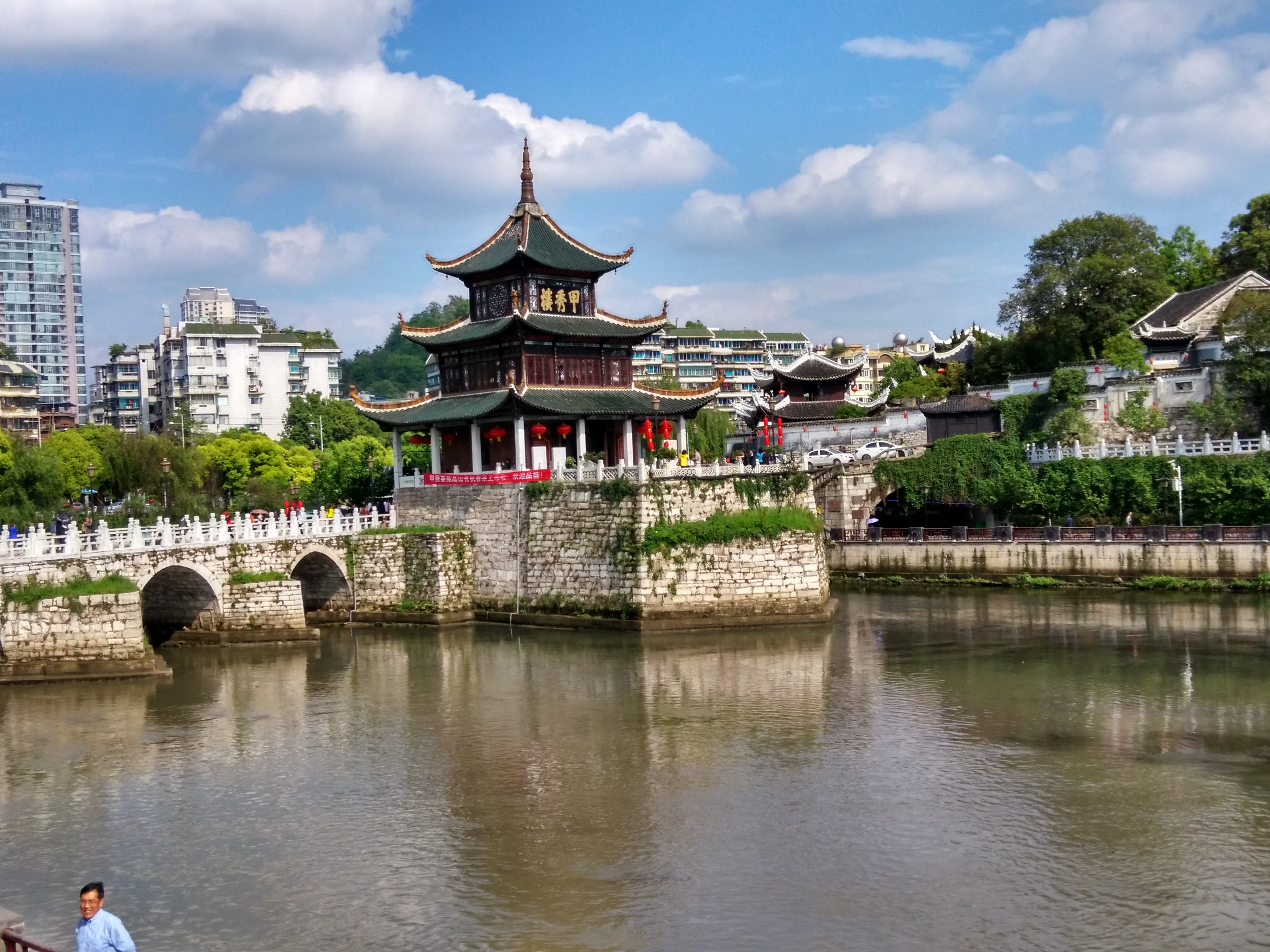 甲秀楼位置贵阳市区南明河万鳌矾石上,四周被南明河包围着,是座三层的