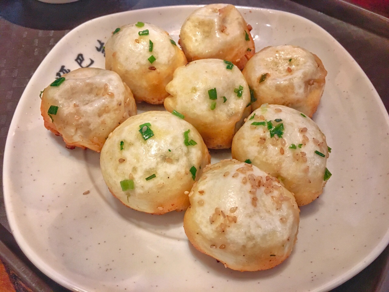 慕名前往着,老字号的哑巴生煎在苏州排行榜上一直位于前列,也