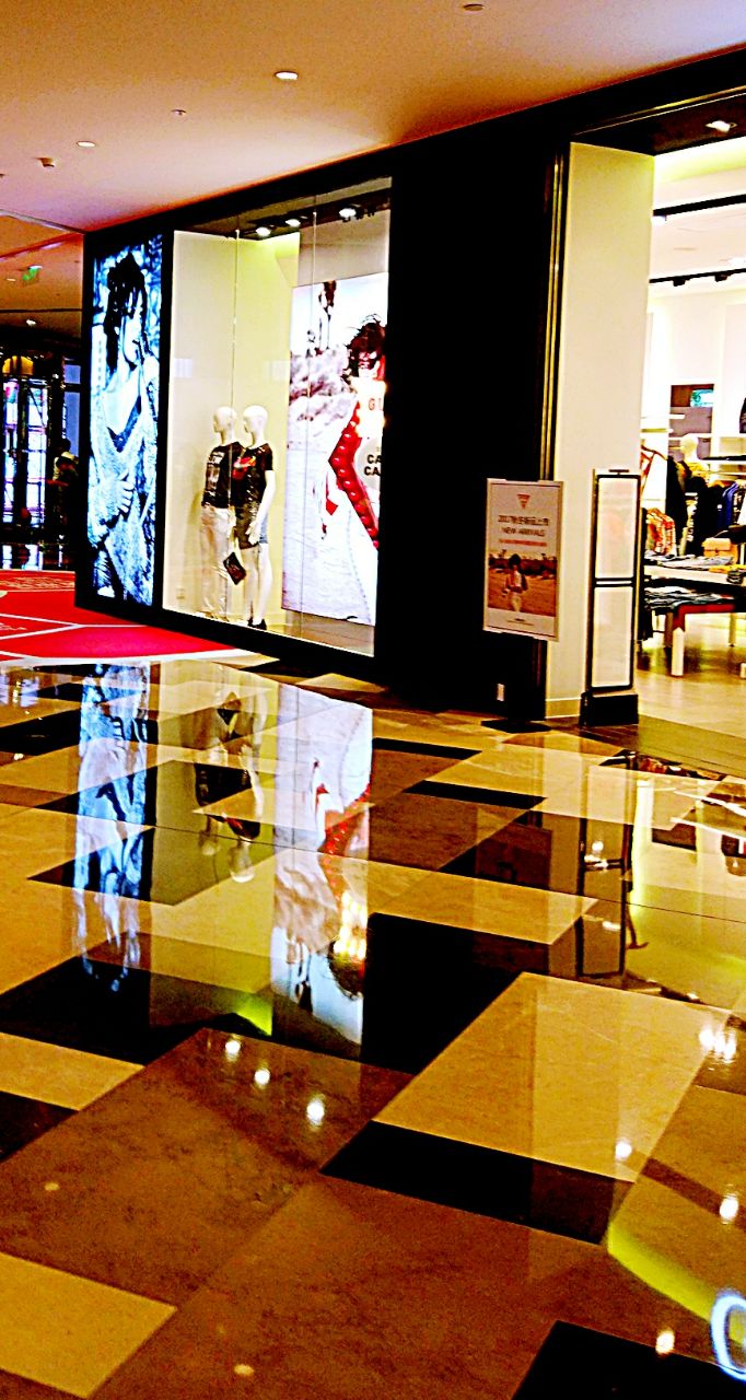 这是guess位于愚园路的晶品购物中心一楼的门店,靠近常德路.