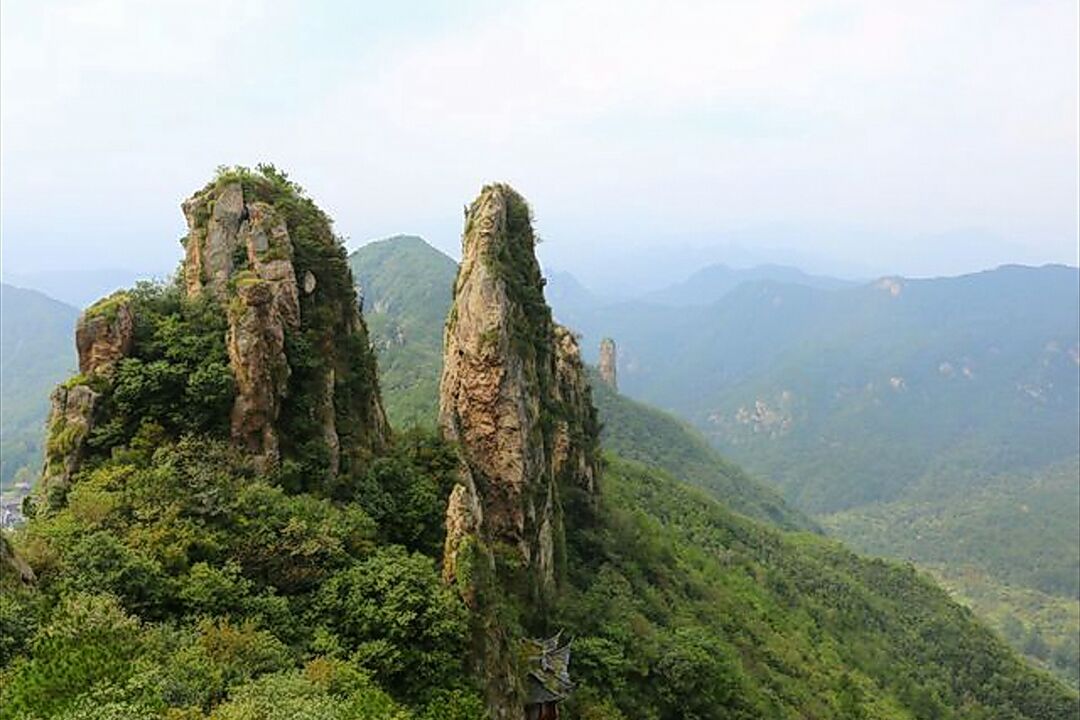 【攜程攻略】浦江仙華山景點,進門有一道觀,然後是石板山路,整個景區