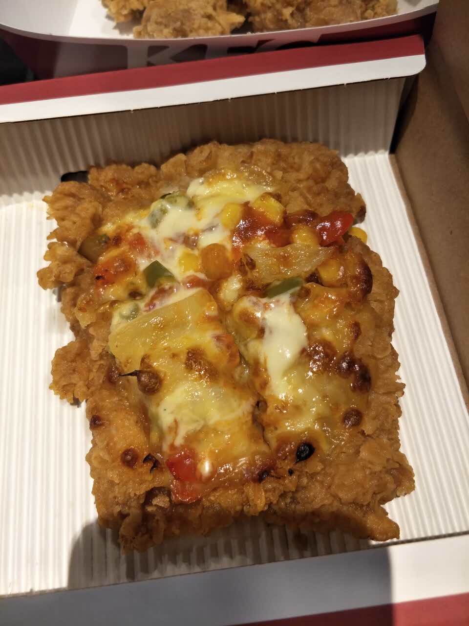 点餐的妹子服务很好,鸡排披萨新上市的就来吃了,芝士和蔬菜希望多一些