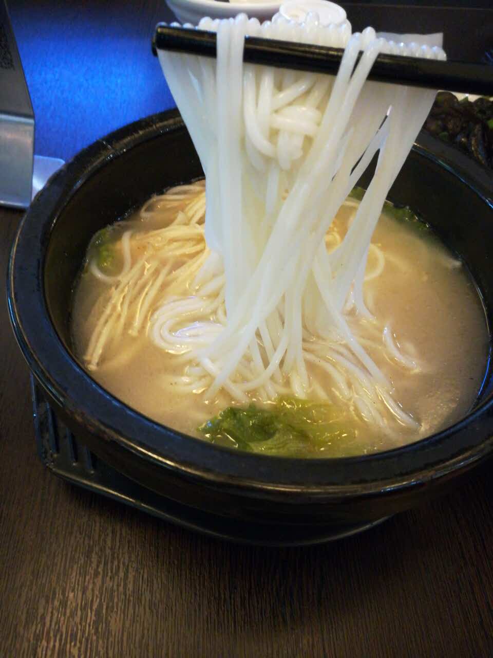 味道不错,骨汤浓烈,米线顺滑,比较符合七彩云南饮食文化,区别普通的