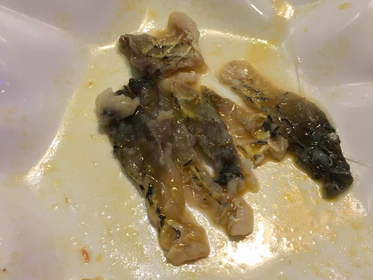 鱼上桌的时候就发现鱼皮发黄鱼肉像烂了一样跟服务员反映服务员没有