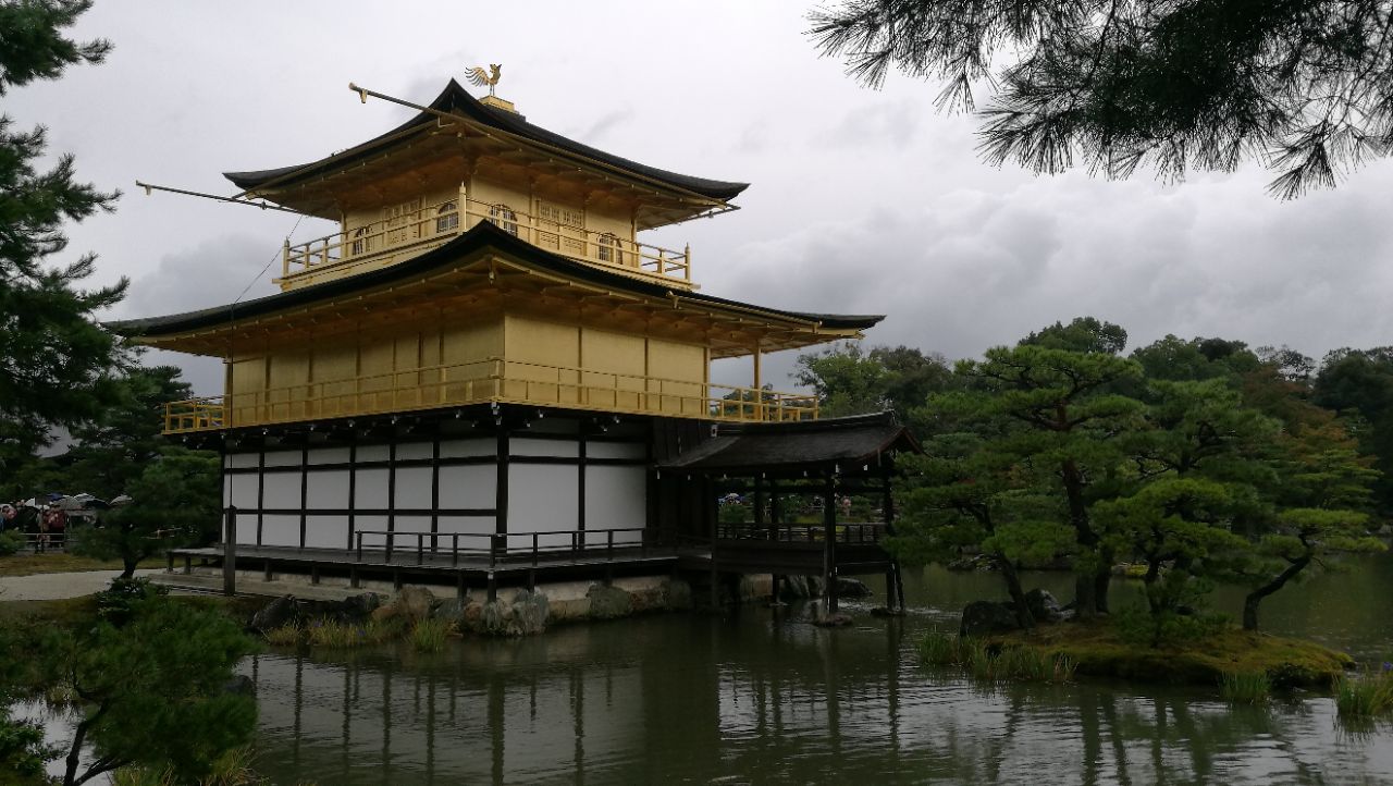 看过《聪明的一休》就会对金阁寺有印象,金碧辉煌的木制建筑,坐落在水