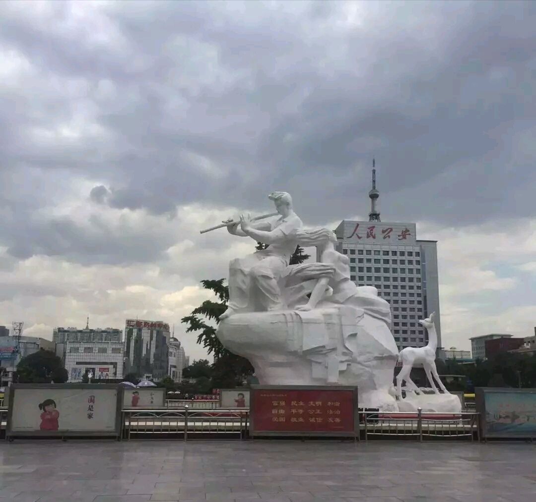 太原五一广场雕塑力量图片