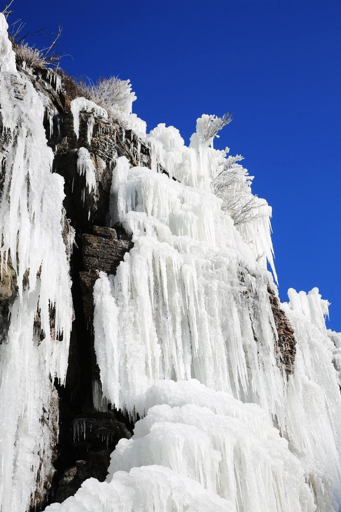 破玉裂琼凝不流--河北白石山冰瀑奇观,气象万千