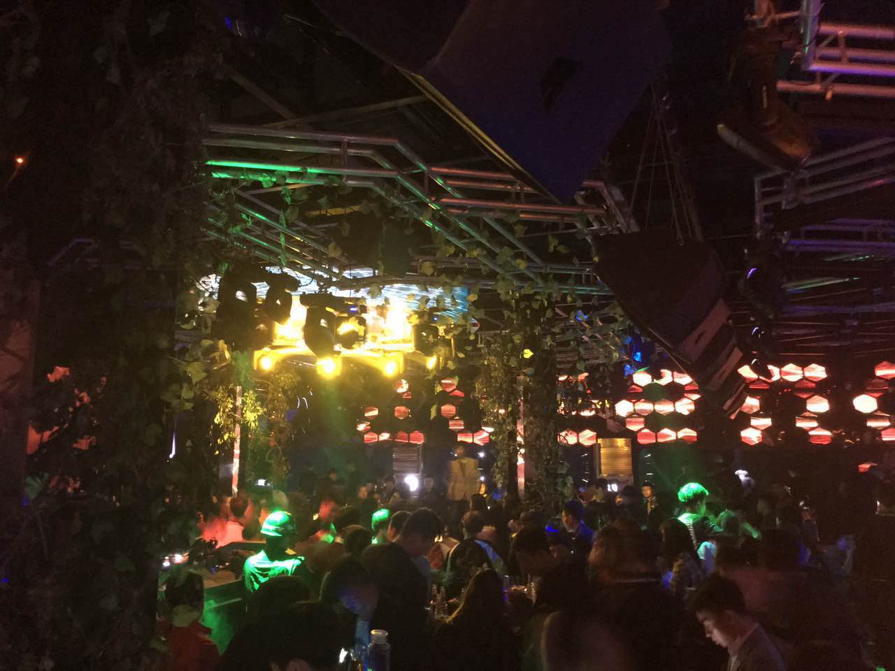 2021queen皇后酒吧美食餐厅,玩的很高兴.人很多,装修也.