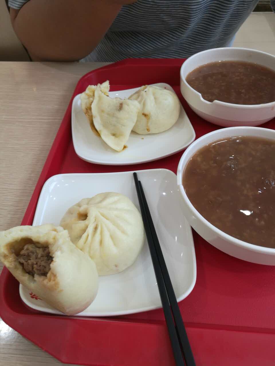 包子挺好吃的,环境也很干净,好评,来吃过好多次了.