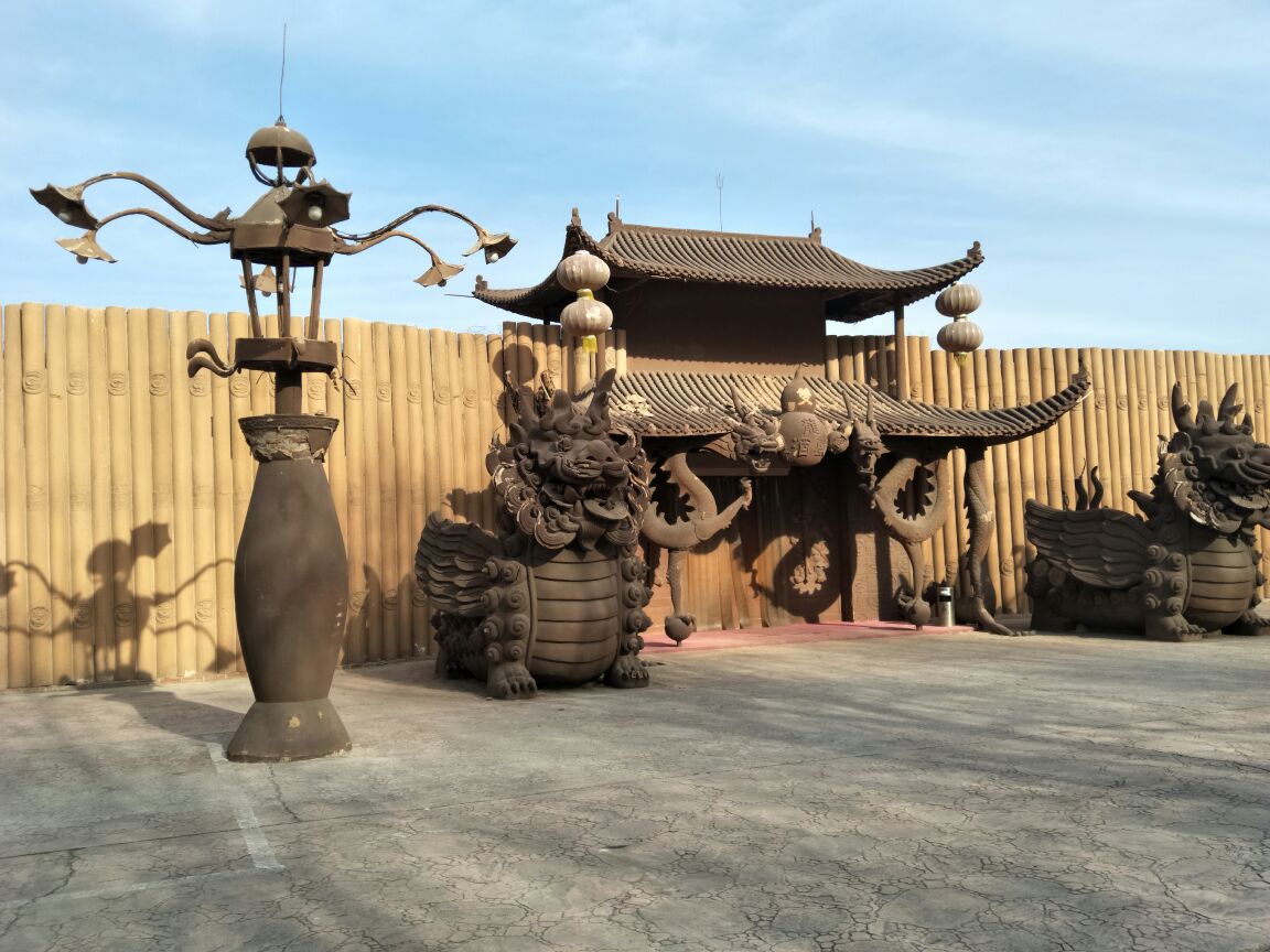 麻龙湾景区是一座以著名画卷清明上河图为蓝本的大型泥塑文化艺术园林