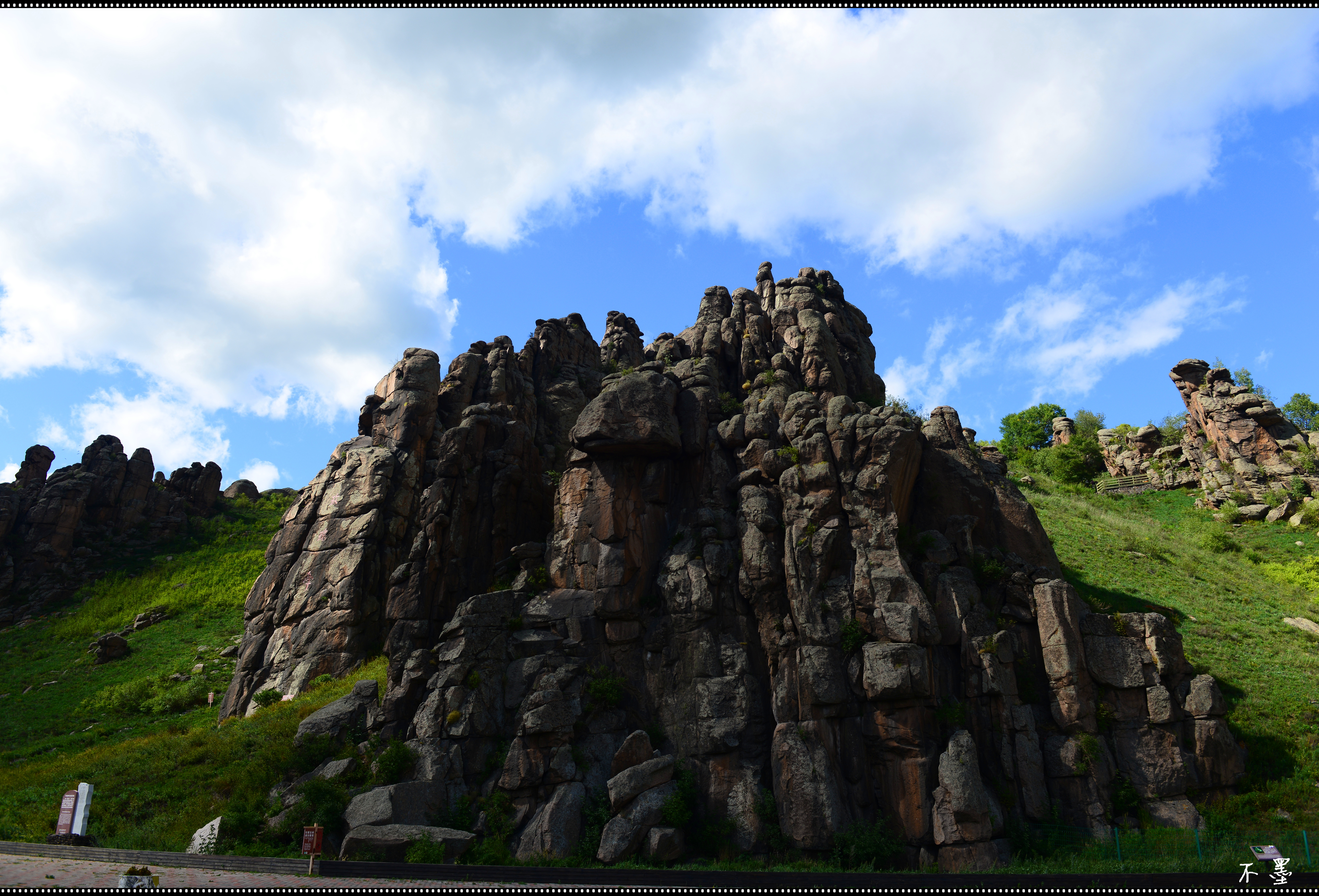 进入市区之前,首先到达的景区是玫瑰峰.