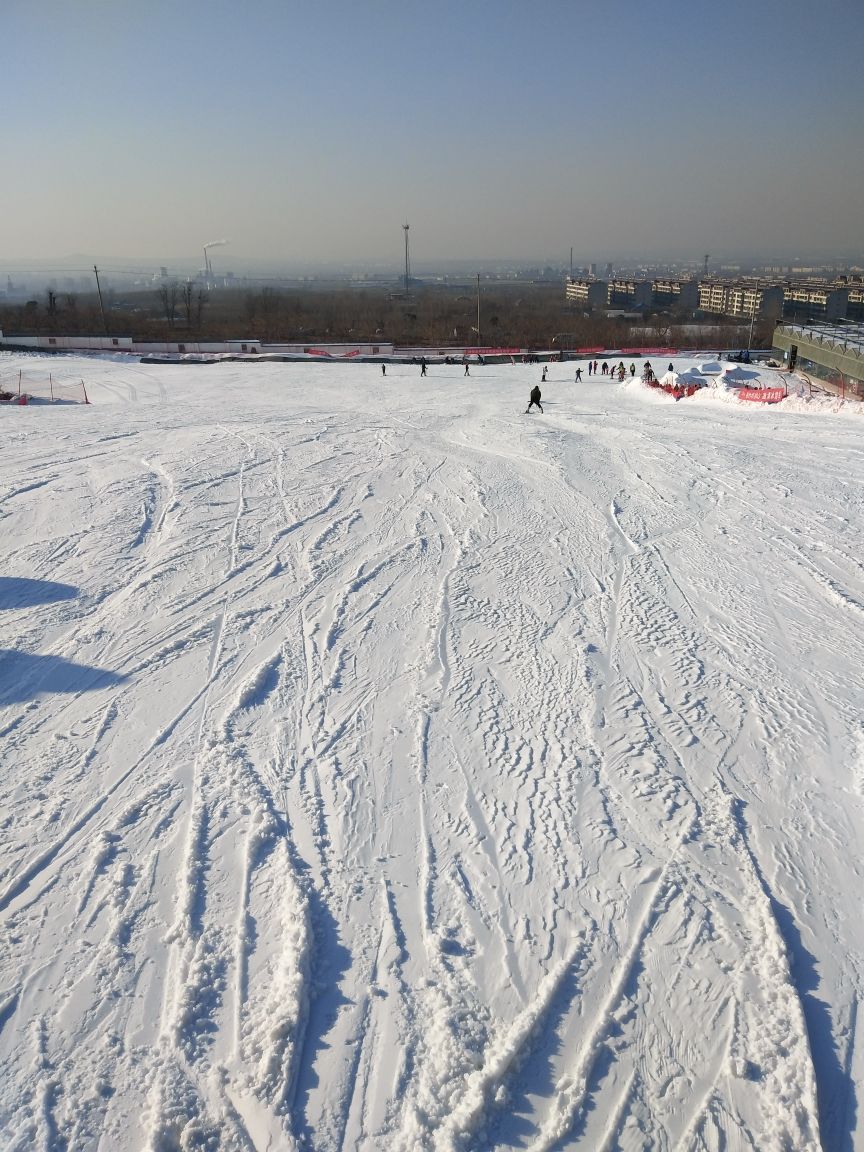 淄博齐乐梦华滑雪场图片